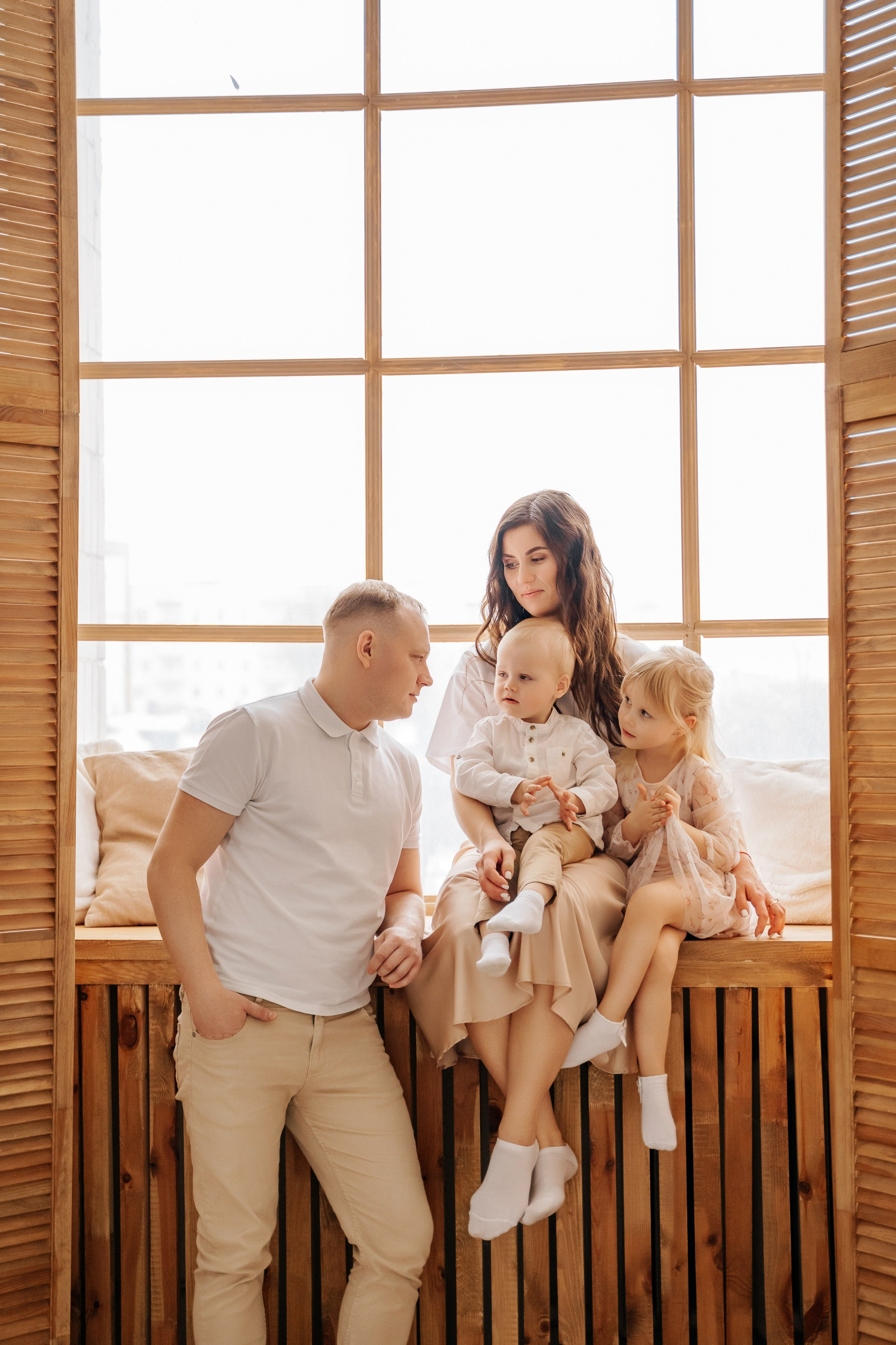 Семейная фотосессия в студии. Семейный и свадебный фотограф Минск Юрий Прилепов. Выпускные альбомы!