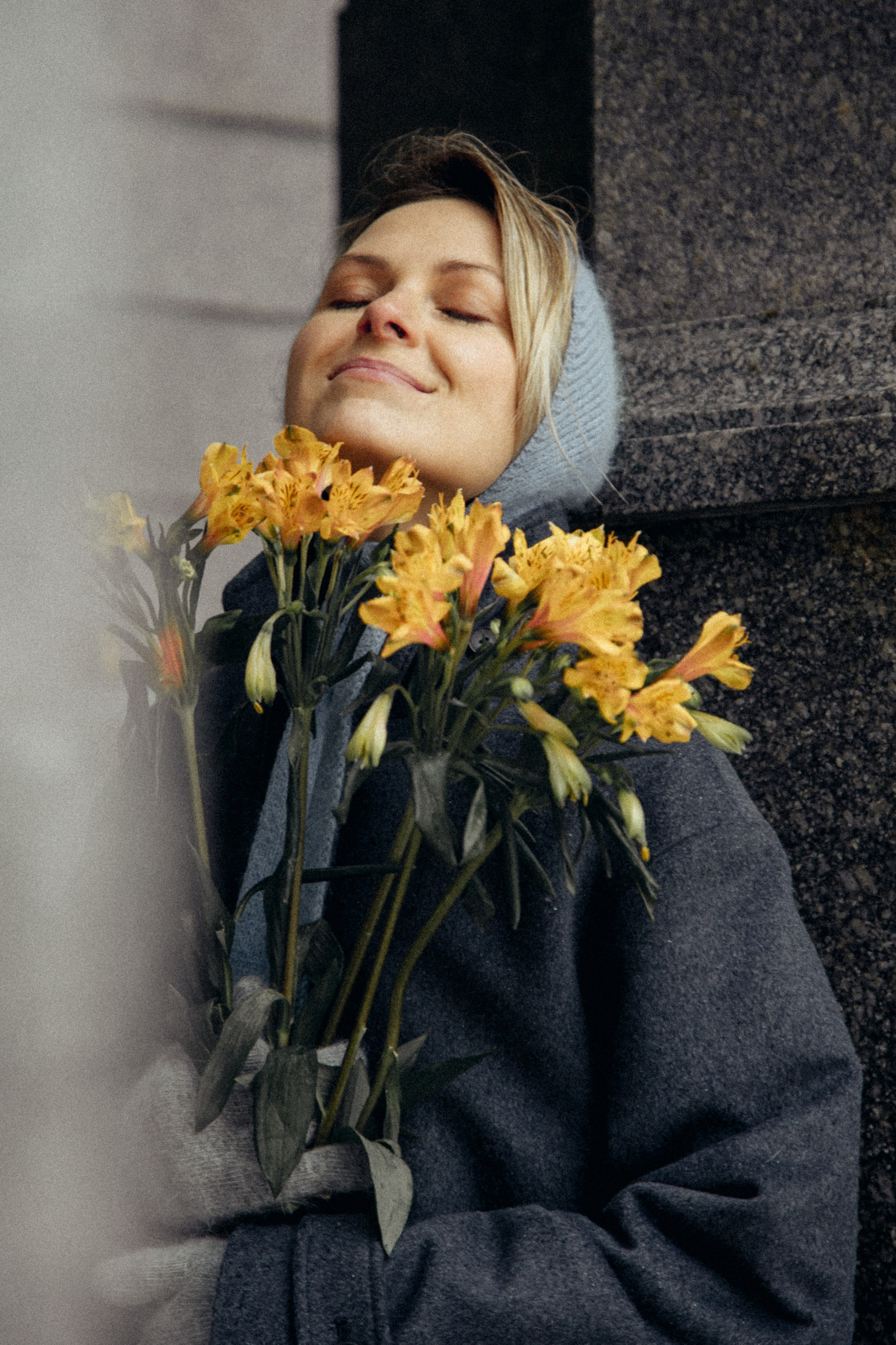 Девушка с цветами