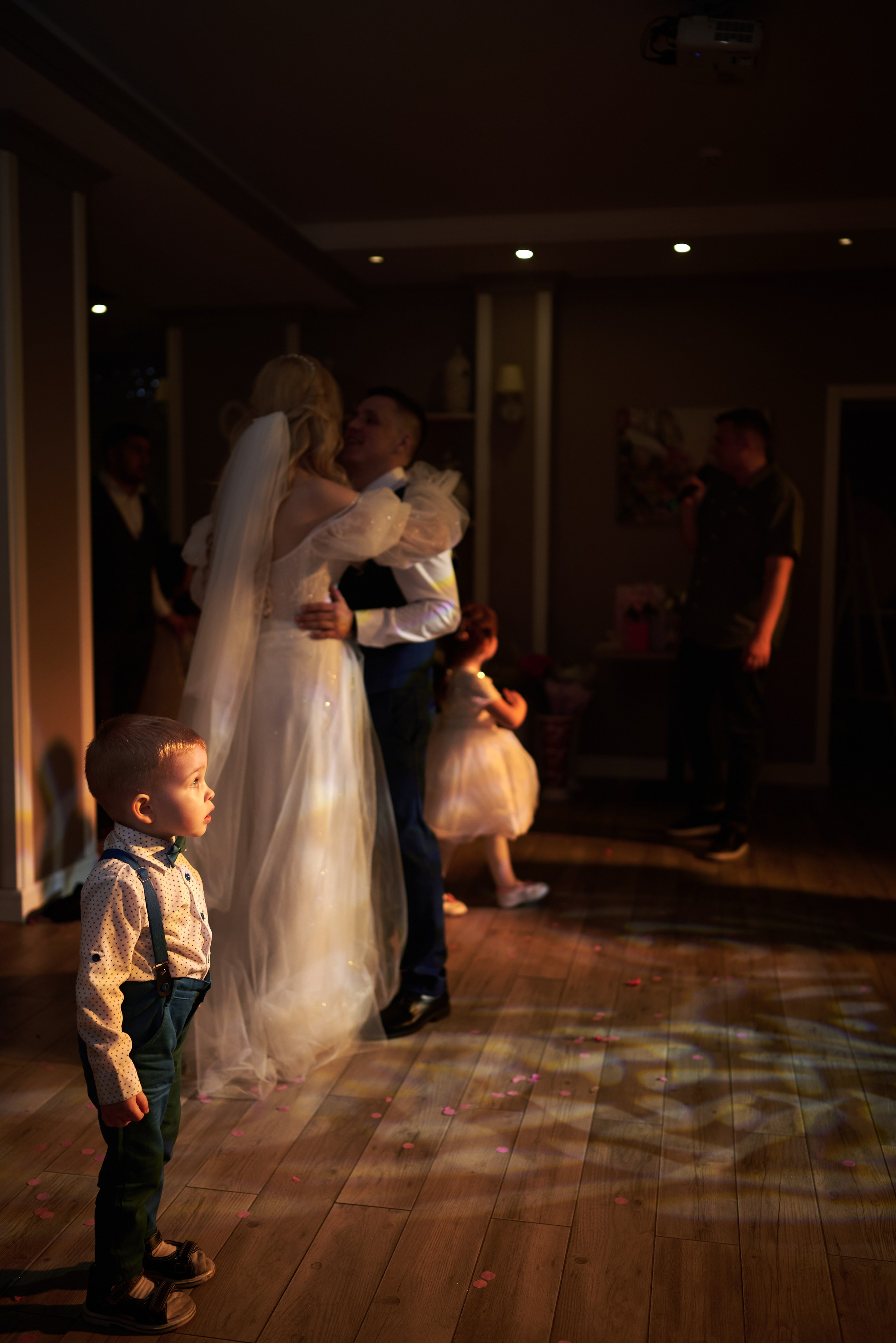 Фотограф Старый Оскол, Губкин. Свадебная фотосессия, доступная цена. Профессиональный фотограф Старый Оскол, Губкин — свадьба, венчание, крещение, юбилей и день рождения