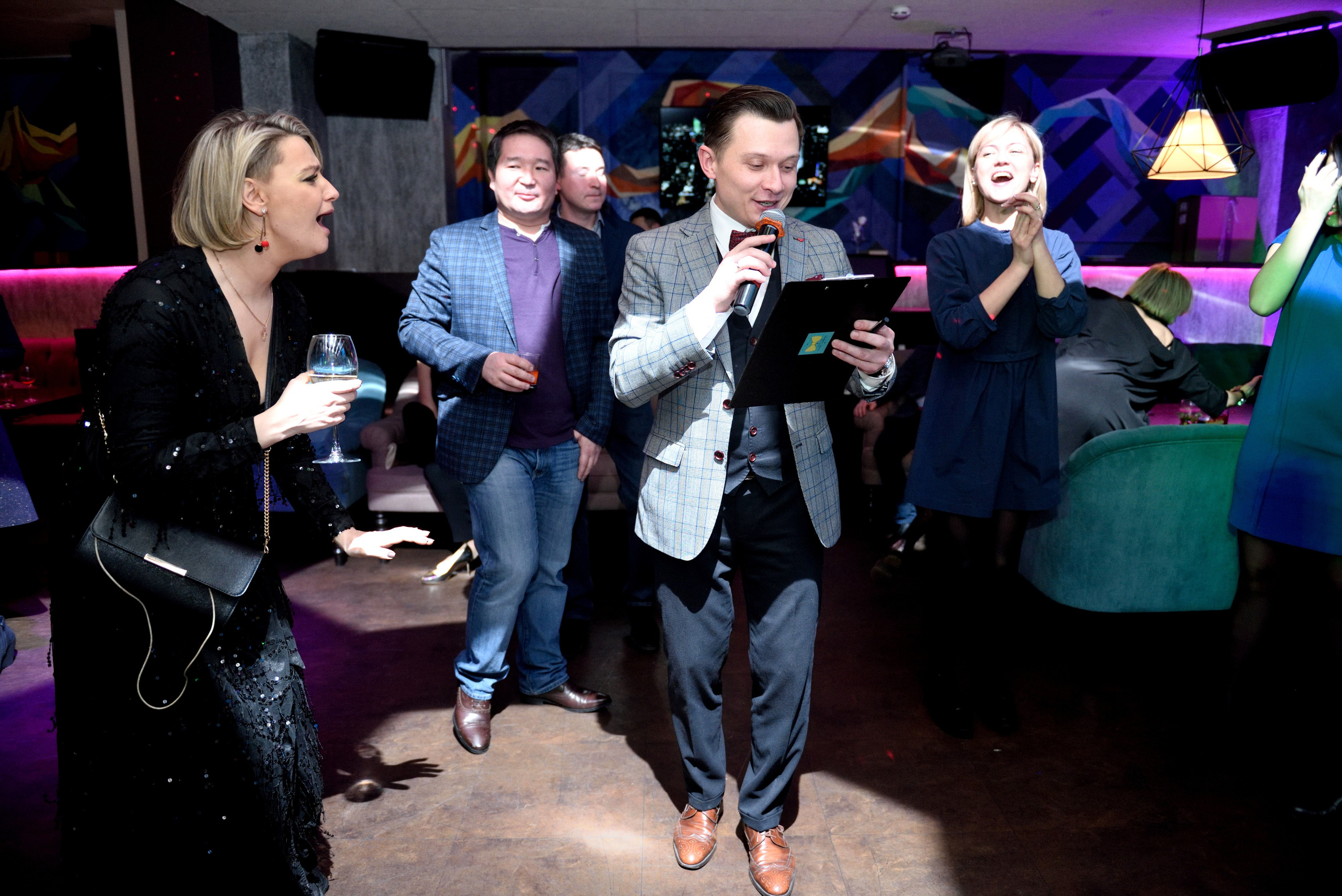 "Ведущий на мероприятии для корпоративных клиентов".