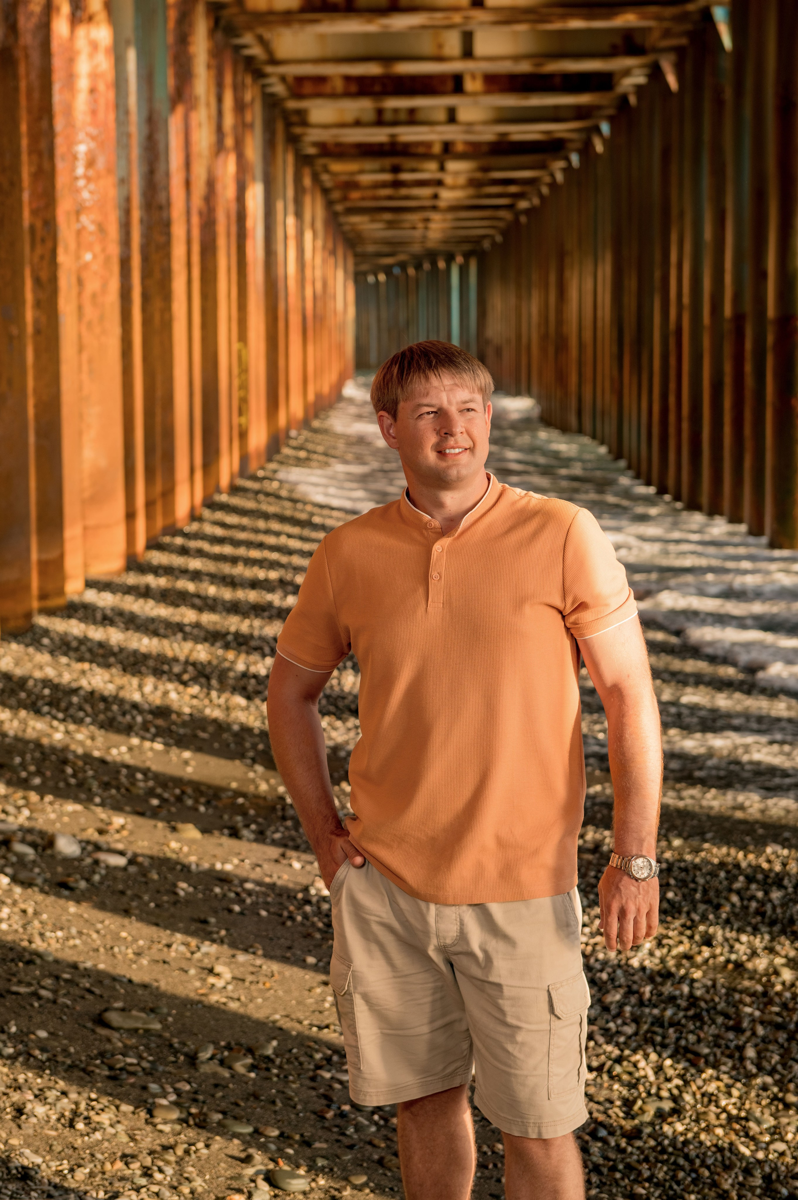 Портрет на фоне ржавых труб морского порта в Сириус