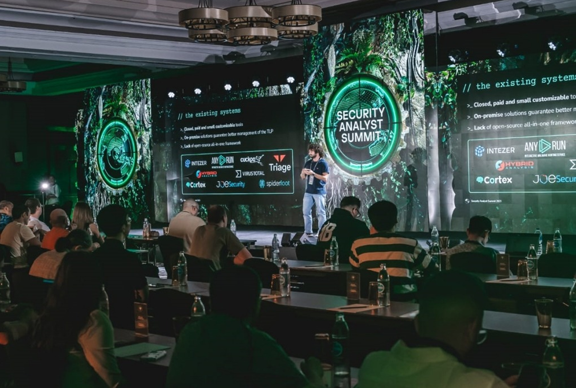 Организация и техническое обеспечение конференции на Пхукете с использованием светового и звукового оборудования, а также светодиодных экранов.