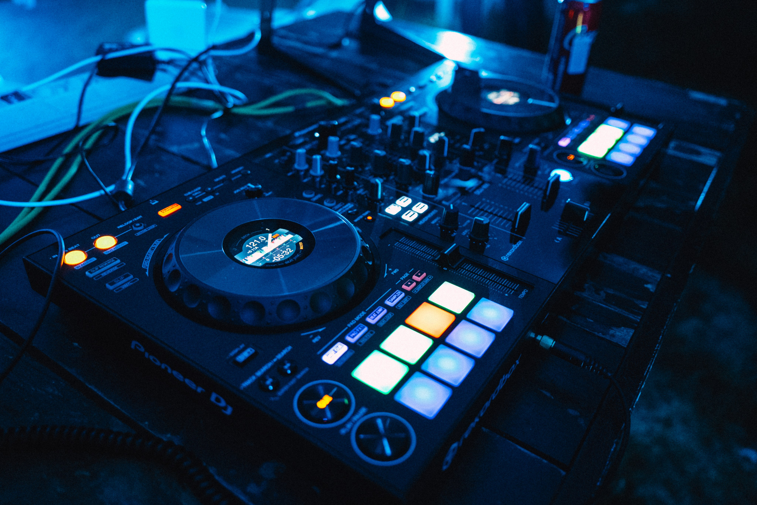 Крупный план диджейского пульта с подсветкой, ночь на вечеринке