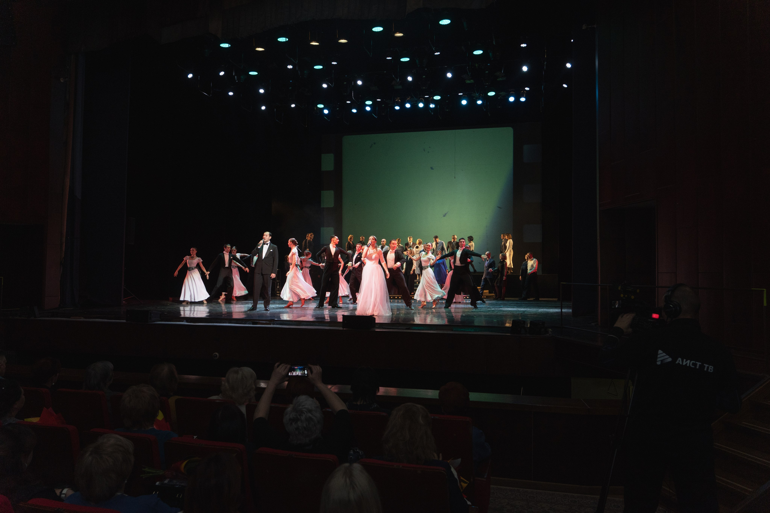 Музыкальный театр. Занимаюсь профессиональной фотографией и живу рядом с Байкалом. Работаю в разных жанрах