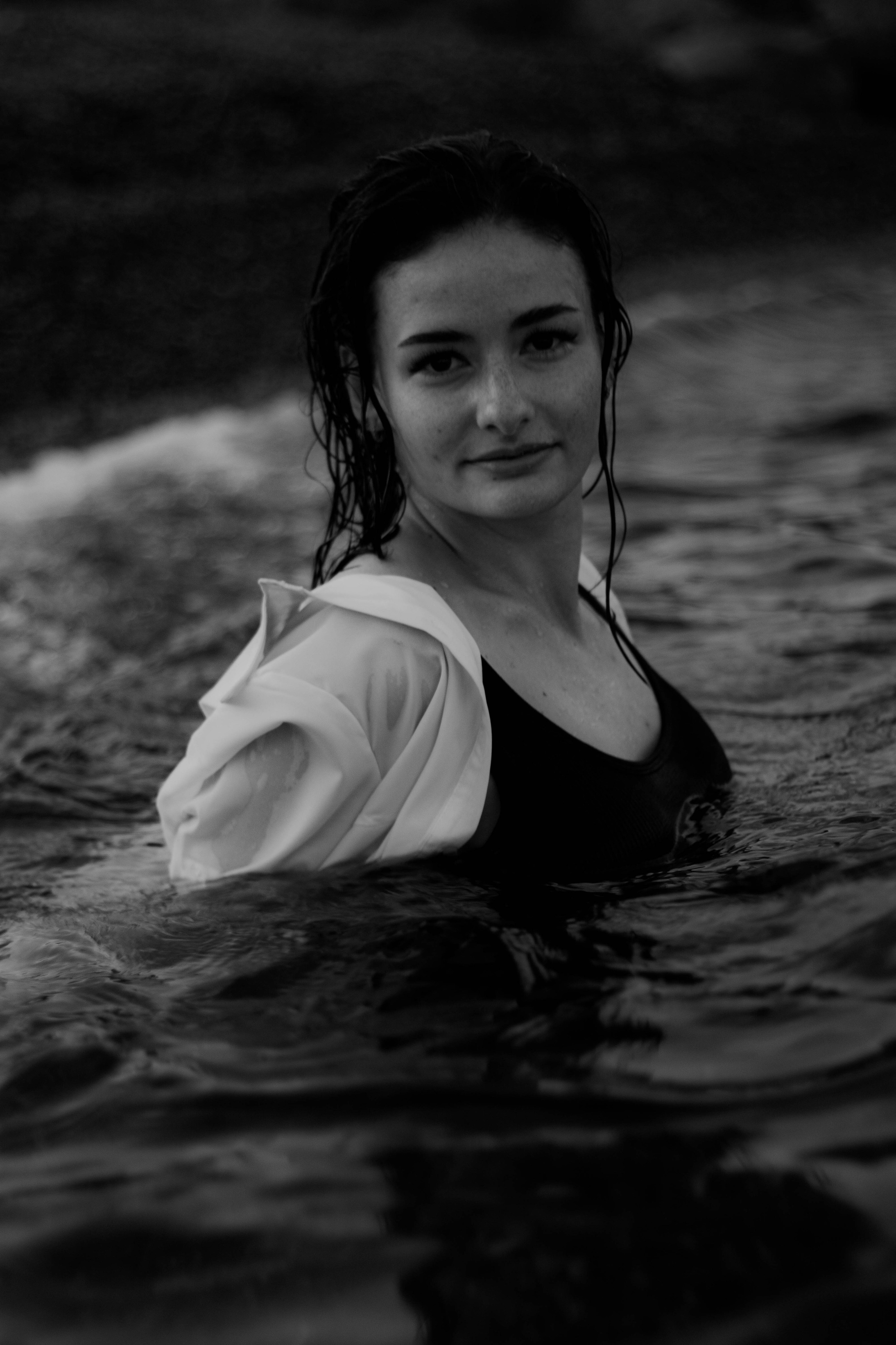 «Невесомость волн: девушка и море». Уличный фотограф Города N