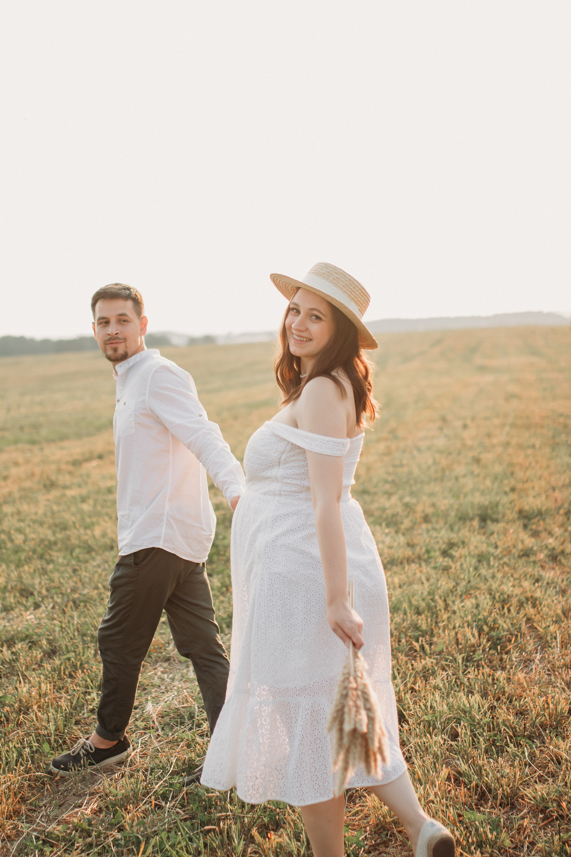 Фотосессия беременности в поле на закате. Семейный фотограф Екатеринбург Черепанова Олеся