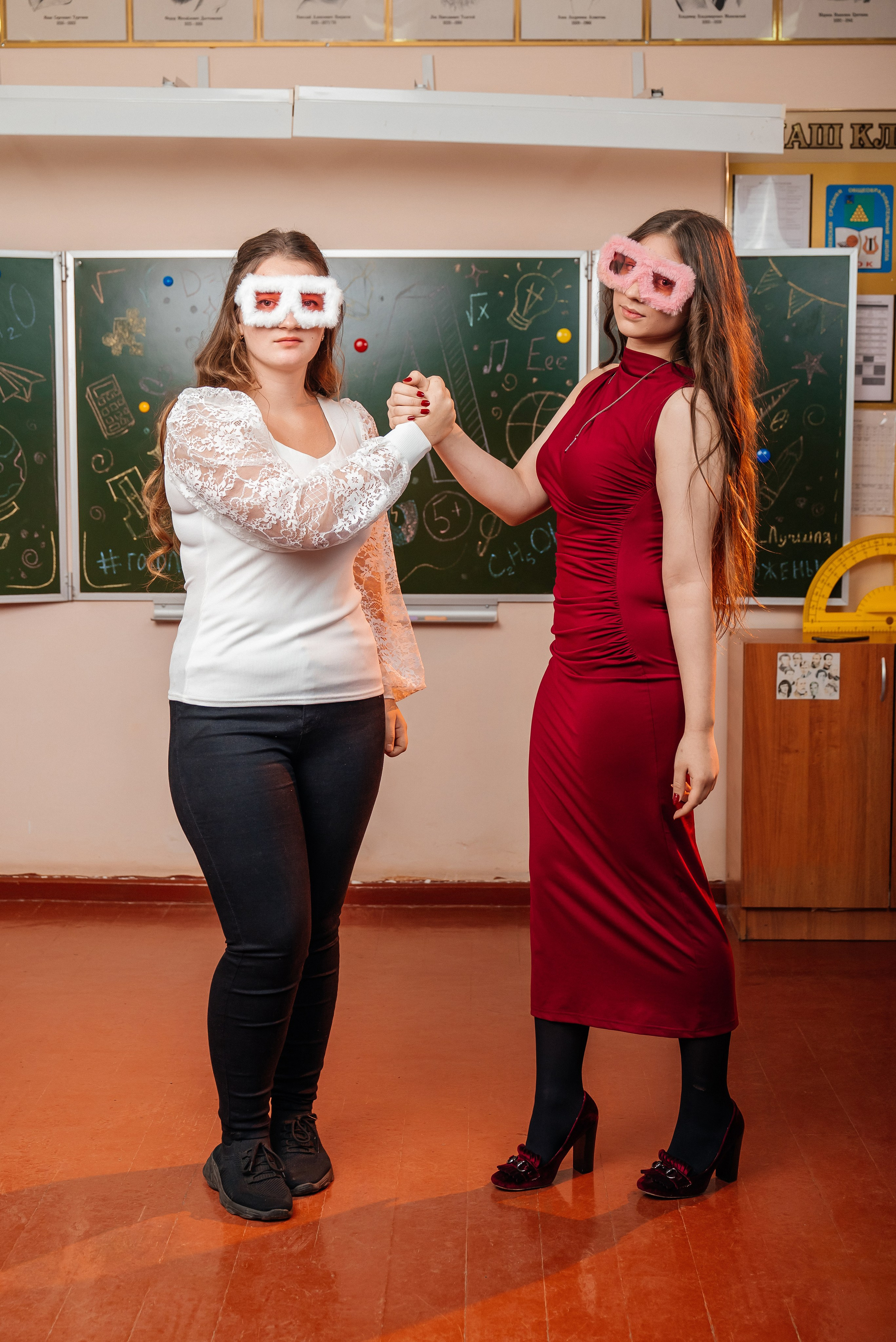 Красный и зеленый. Школьный фотограф в Валуйках. Фотосессии для выпускников и изготовление выпускных альбомов в городе Валуйки и в Белгородской области