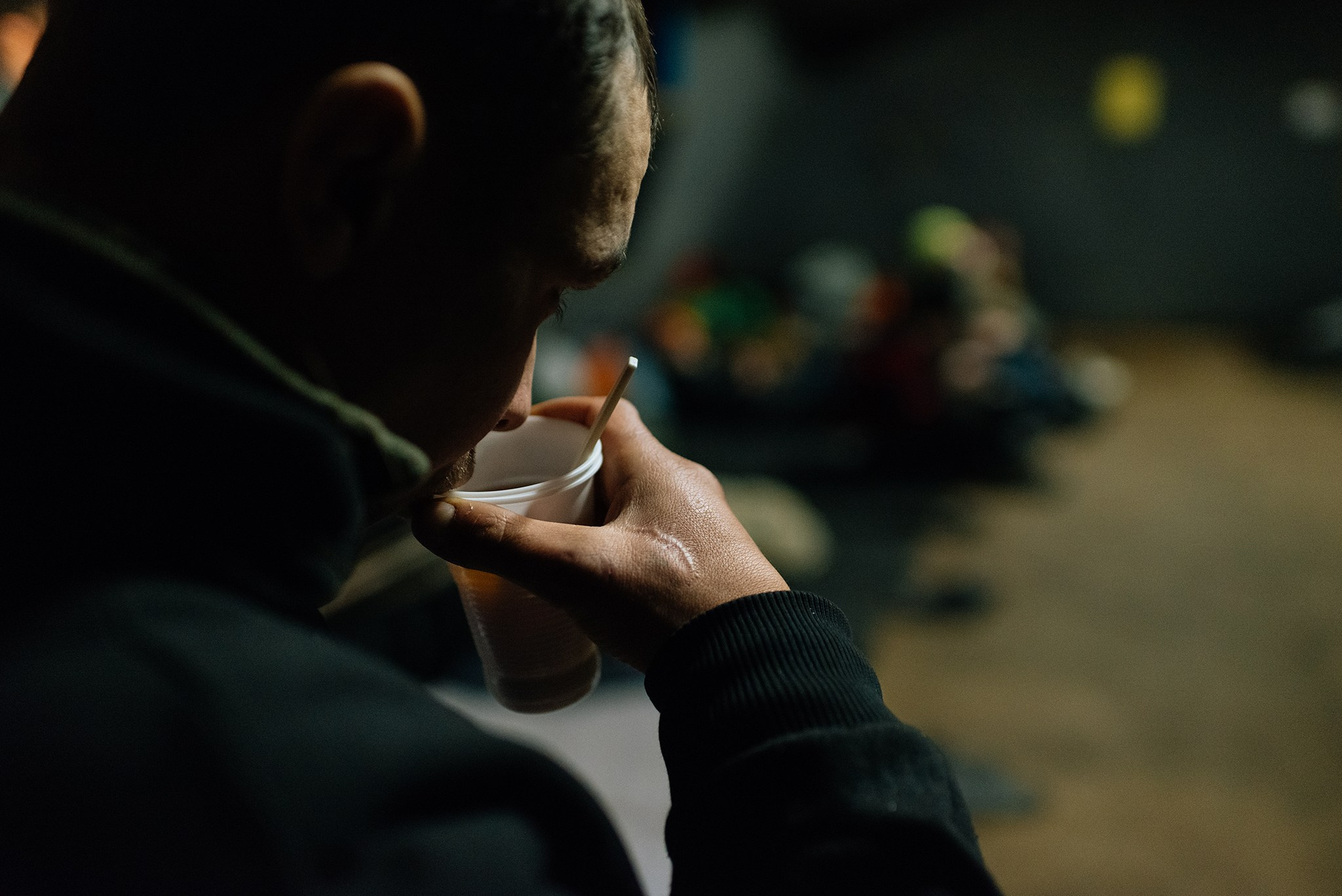 Выдача подарков в Пункте обогрева и Ночном приюте. Репортажный фотограф в Санкт-Петербурге Анастасия Клёпова