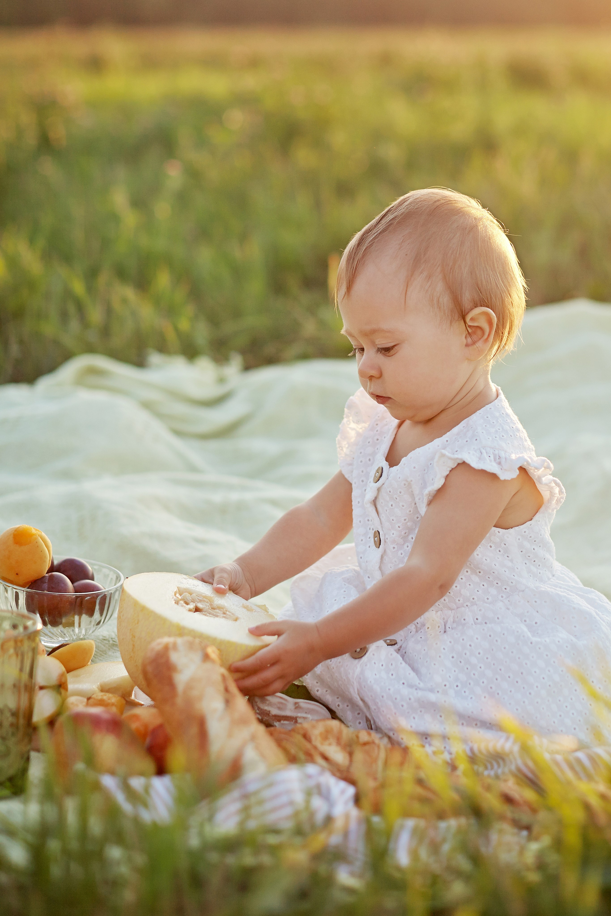 Мама с дочкой в поле на закате. Фотограф Ольга Ефремова
