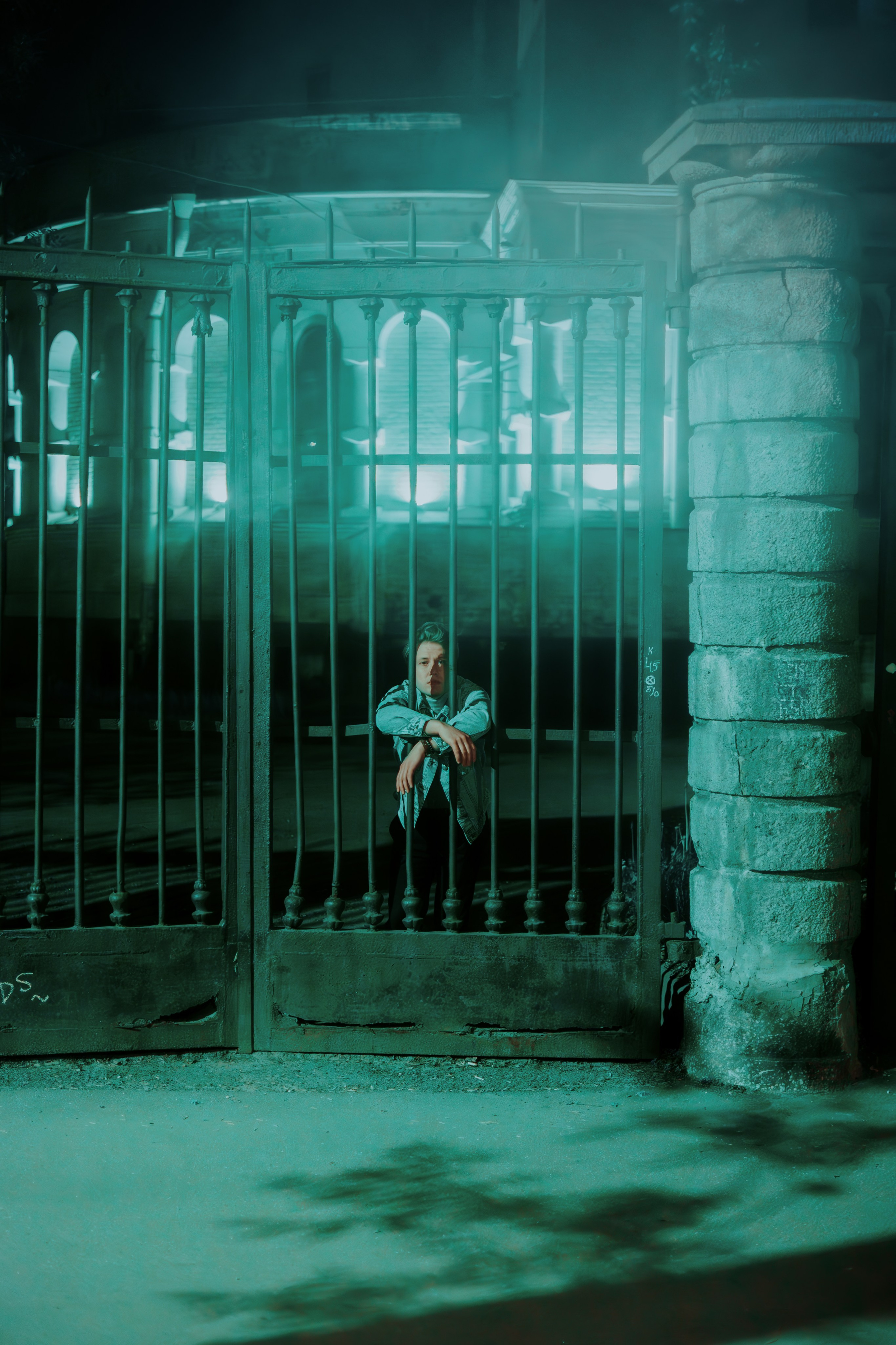 Мужчина за решеткой церкви дальним планом 