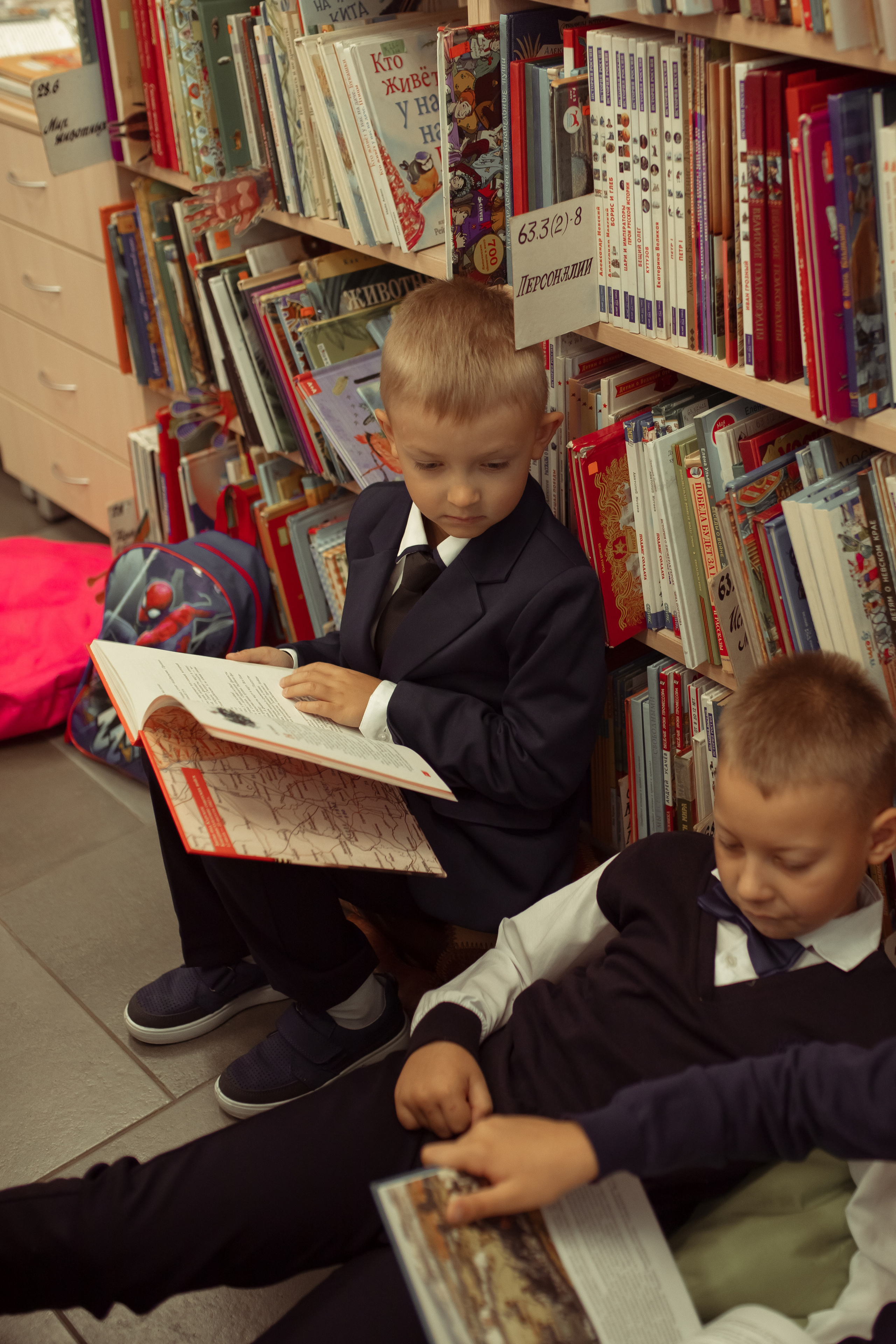 Портретная фотосессия первоклашек в библиотеке. Семейный и детский фотограф в Москве Дорогова Екатерина