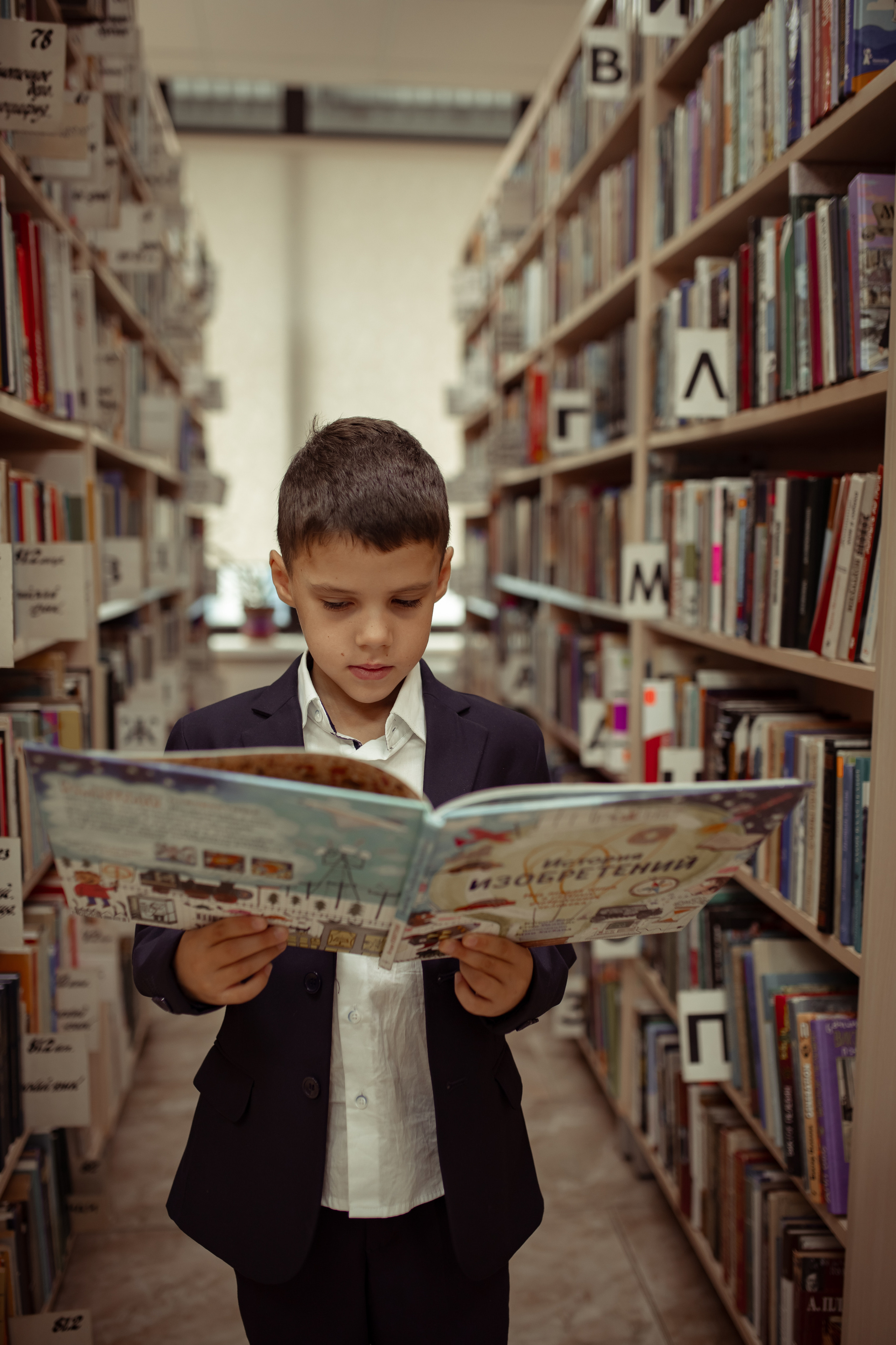Портретная фотосессия первоклашек в библиотеке. Семейный и детский фотограф в Москве Дорогова Екатерина