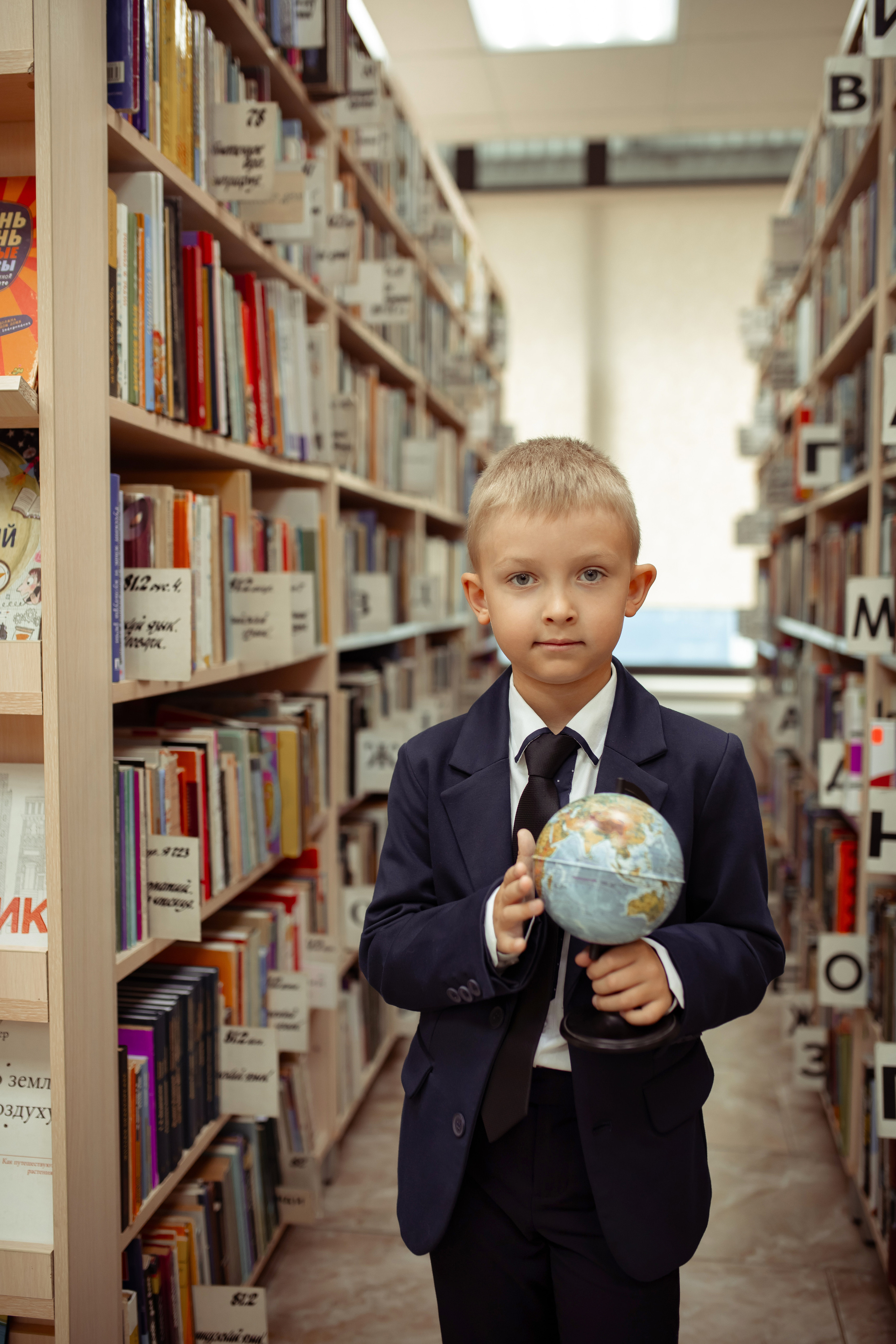 Портретная фотосессия первоклашек в библиотеке. Семейный и детский фотограф в Москве Дорогова Екатерина