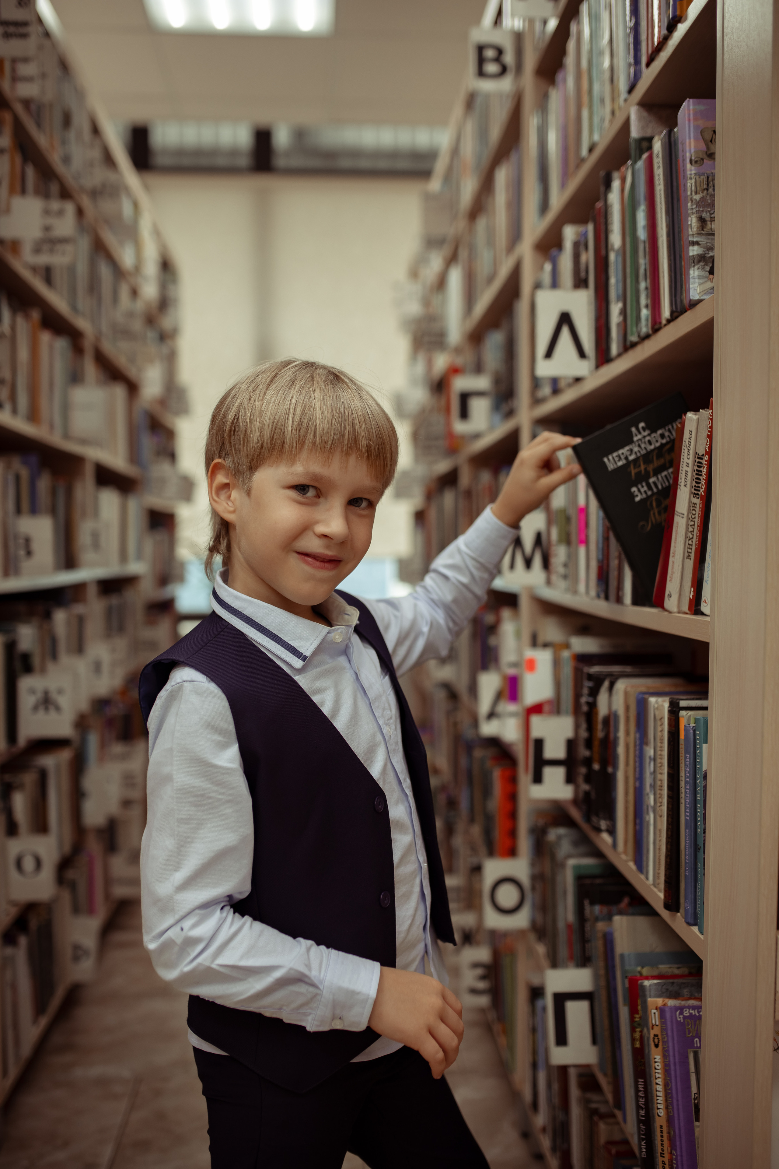 Портретная фотосессия первоклашек в библиотеке. Семейный и детский фотограф в Москве Дорогова Екатерина