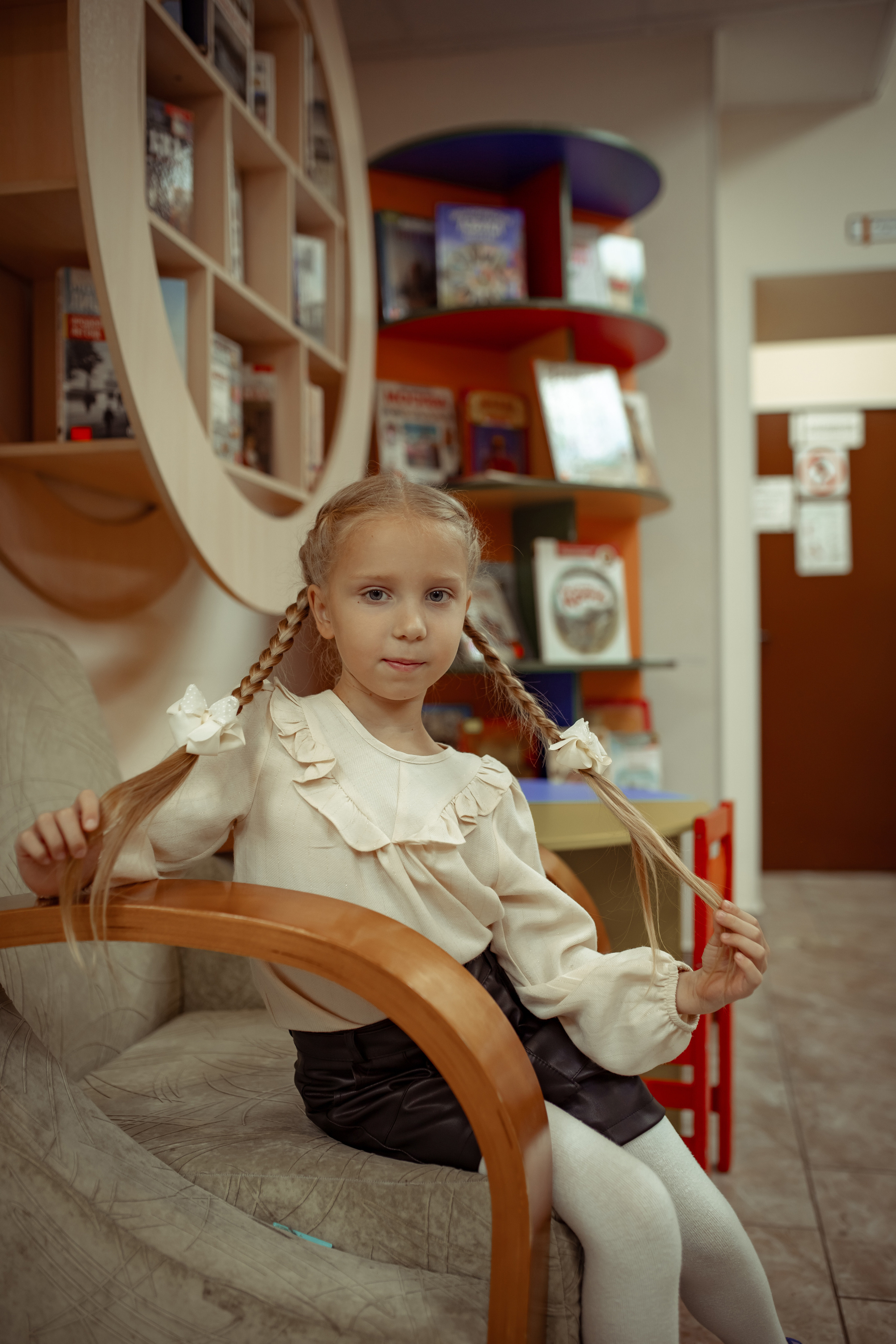 Портретная фотосессия первоклашек в библиотеке. Семейный и детский фотограф в Москве Дорогова Екатерина