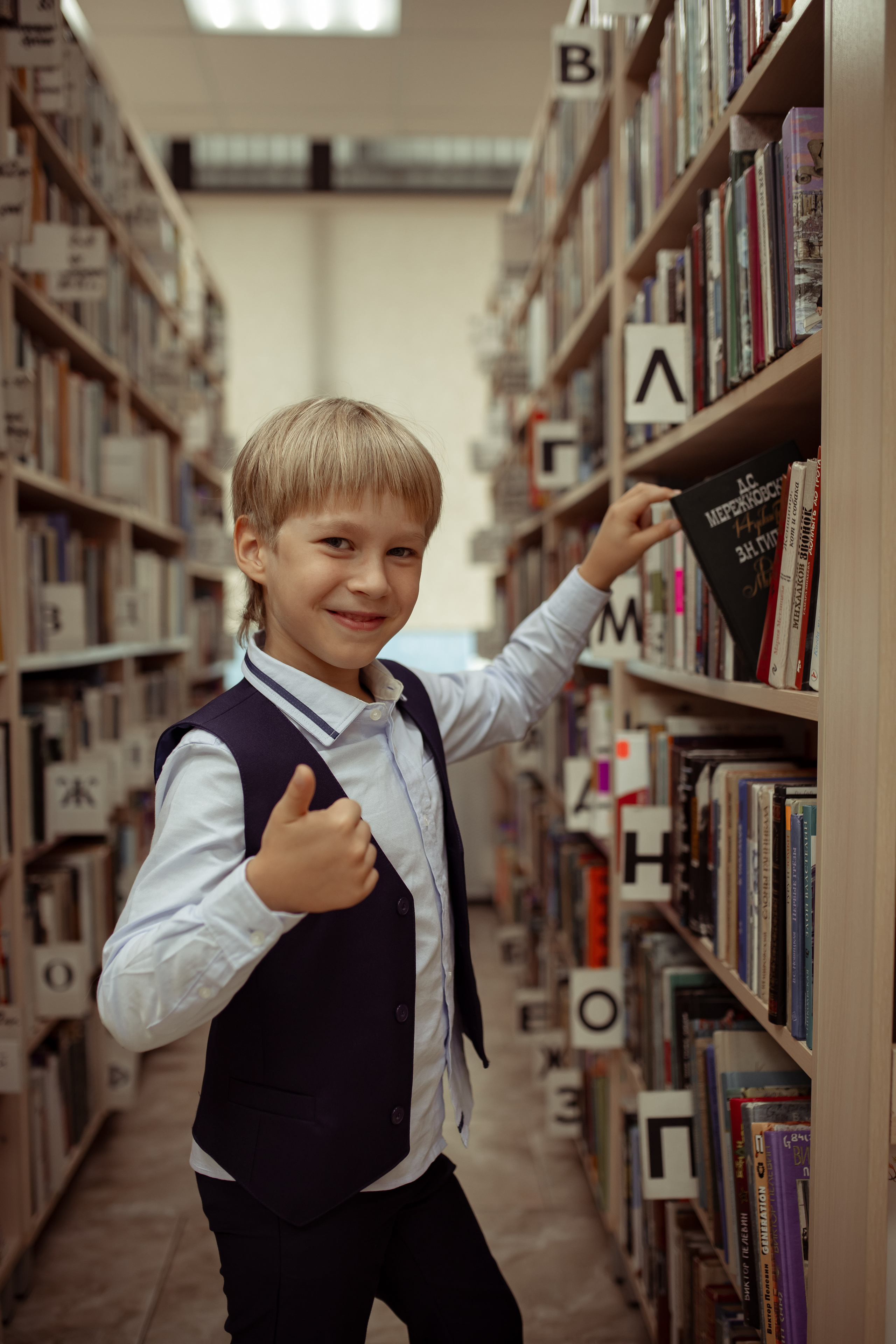 Портретная фотосессия первоклашек в библиотеке. Семейный и детский фотограф в Москве Дорогова Екатерина