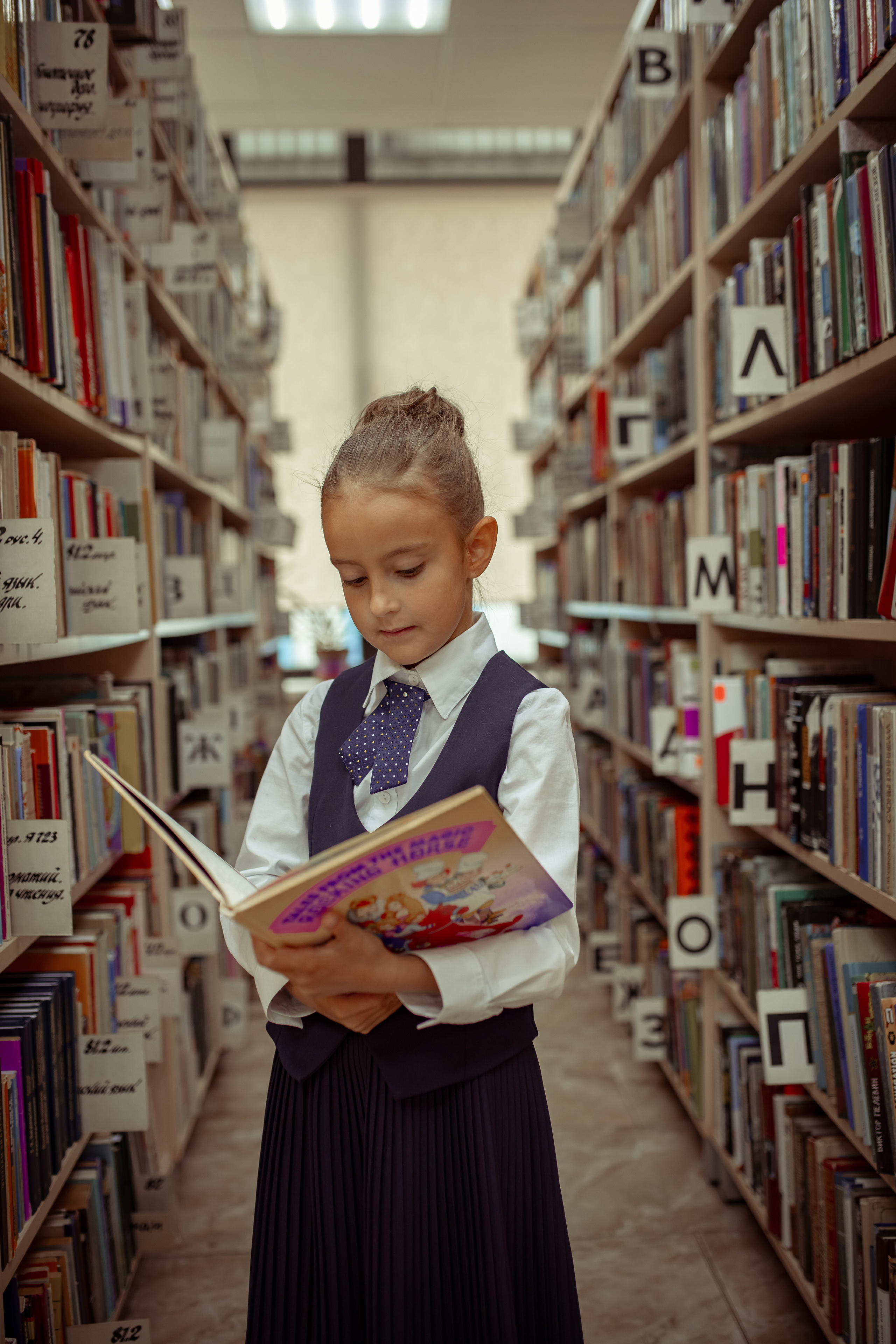 Портретная фотосессия первоклашек в библиотеке. Семейный и детский фотограф в Москве Дорогова Екатерина