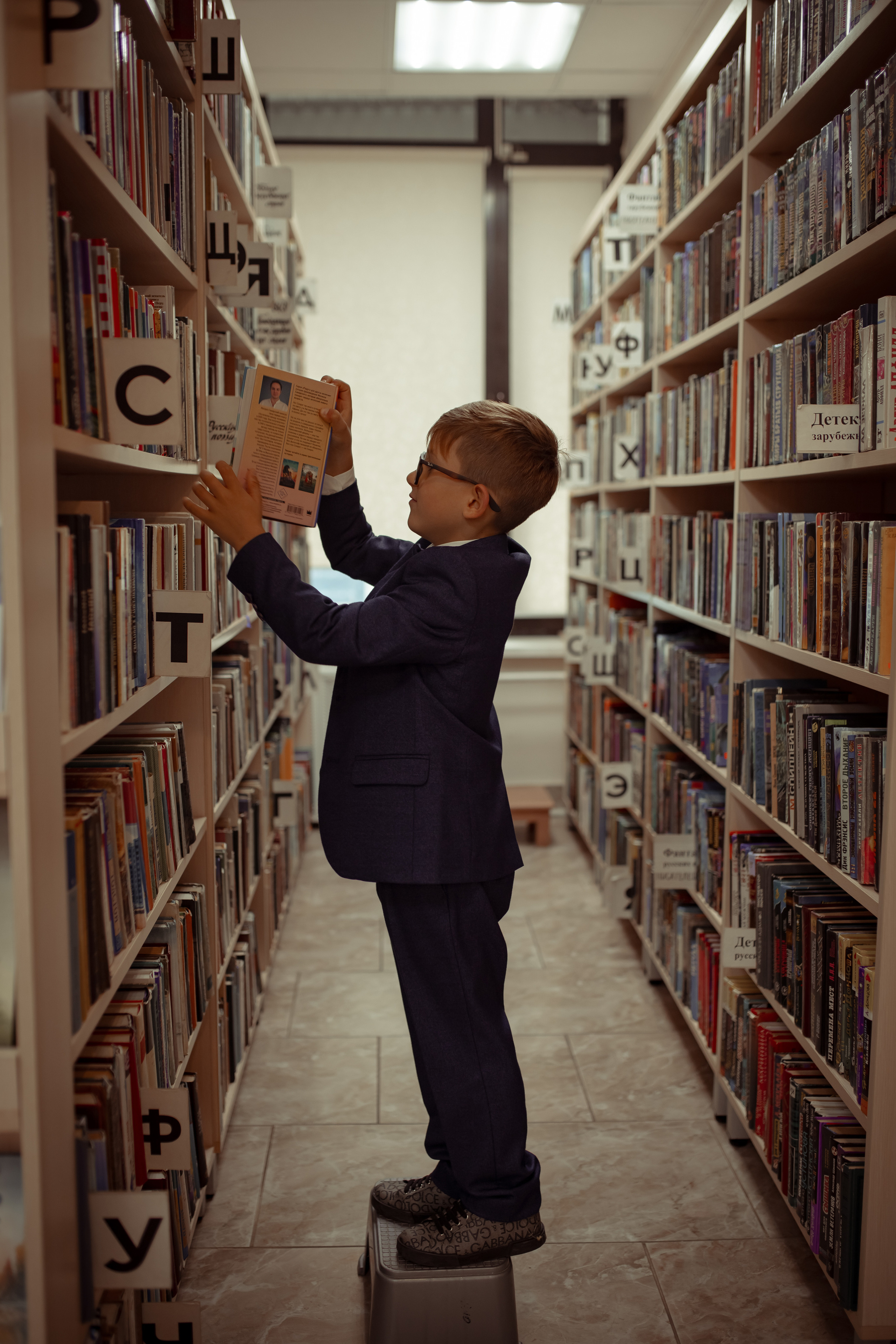 Портретная фотосессия первоклашек в библиотеке. Семейный и детский фотограф в Москве Дорогова Екатерина