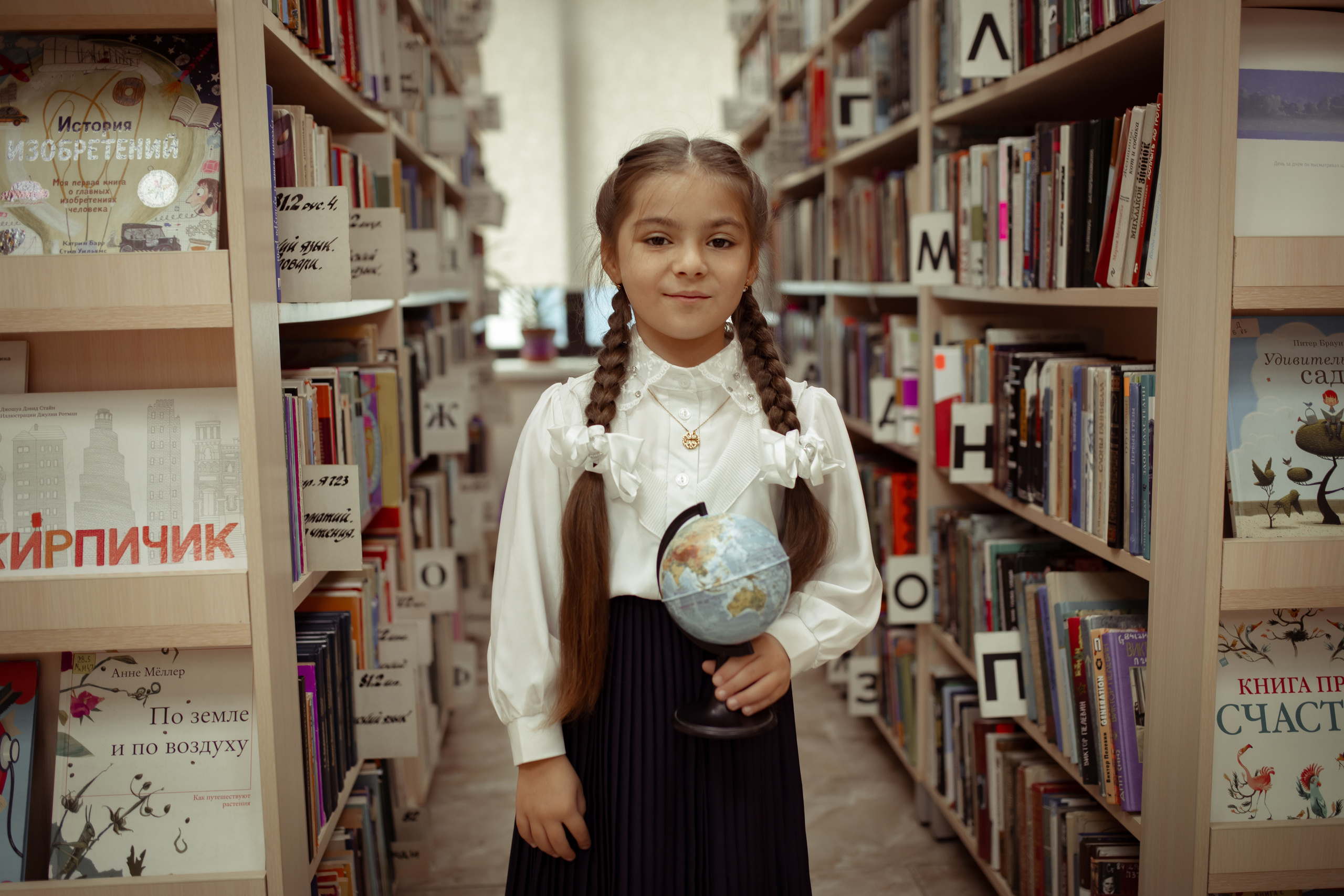 Портретная фотосессия первоклашек в библиотеке. Семейный и детский фотограф в Москве Дорогова Екатерина