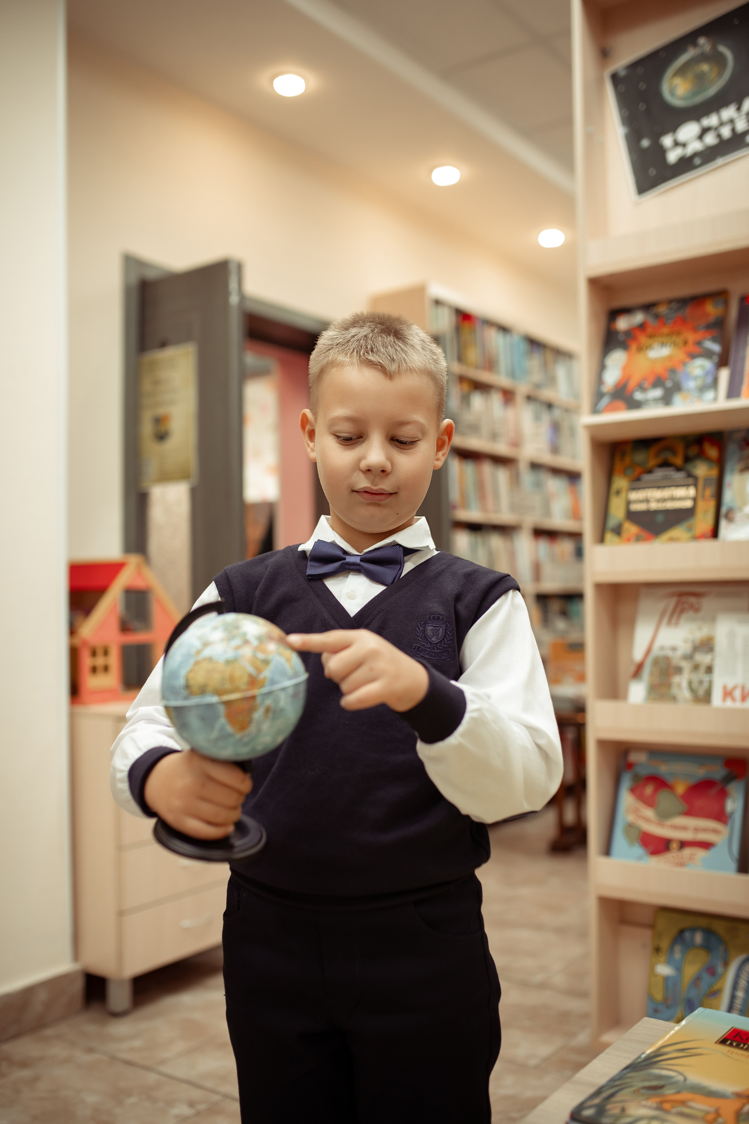 Портретная фотосессия первоклашек в библиотеке. Семейный и детский фотограф в Москве Дорогова Екатерина
