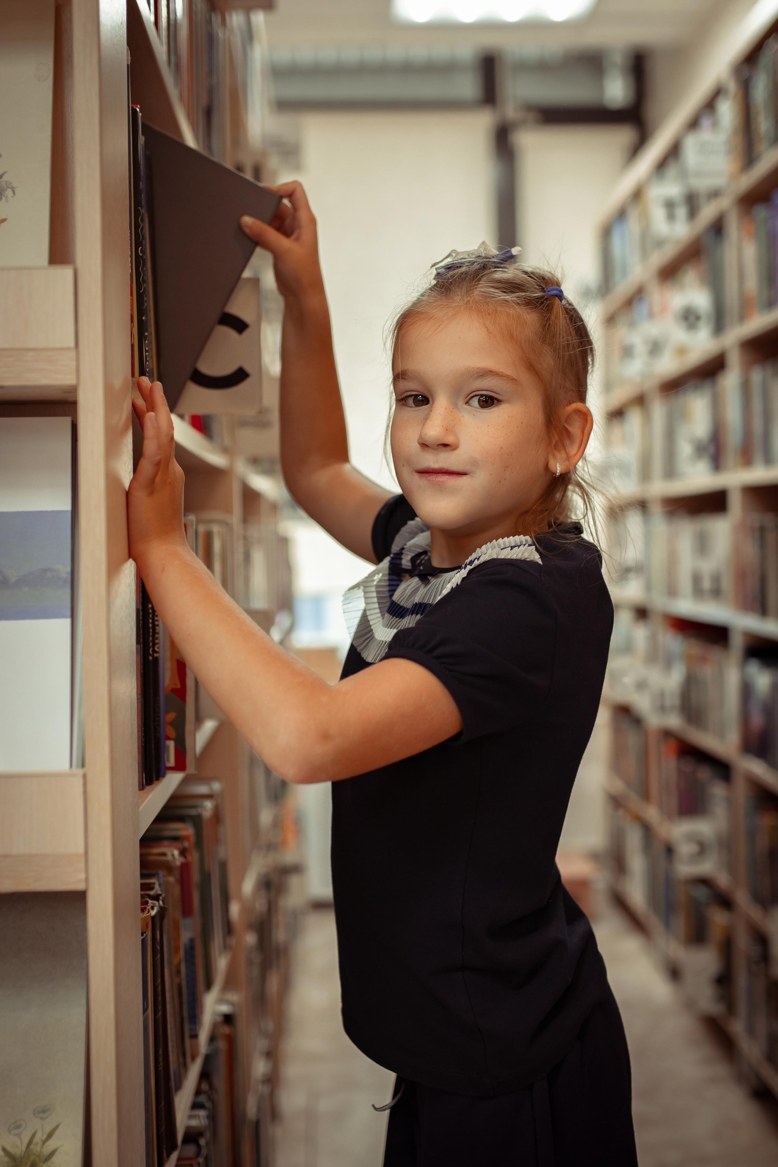 Портретная фотосессия первоклашек в библиотеке. Семейный и детский фотограф в Москве Дорогова Екатерина