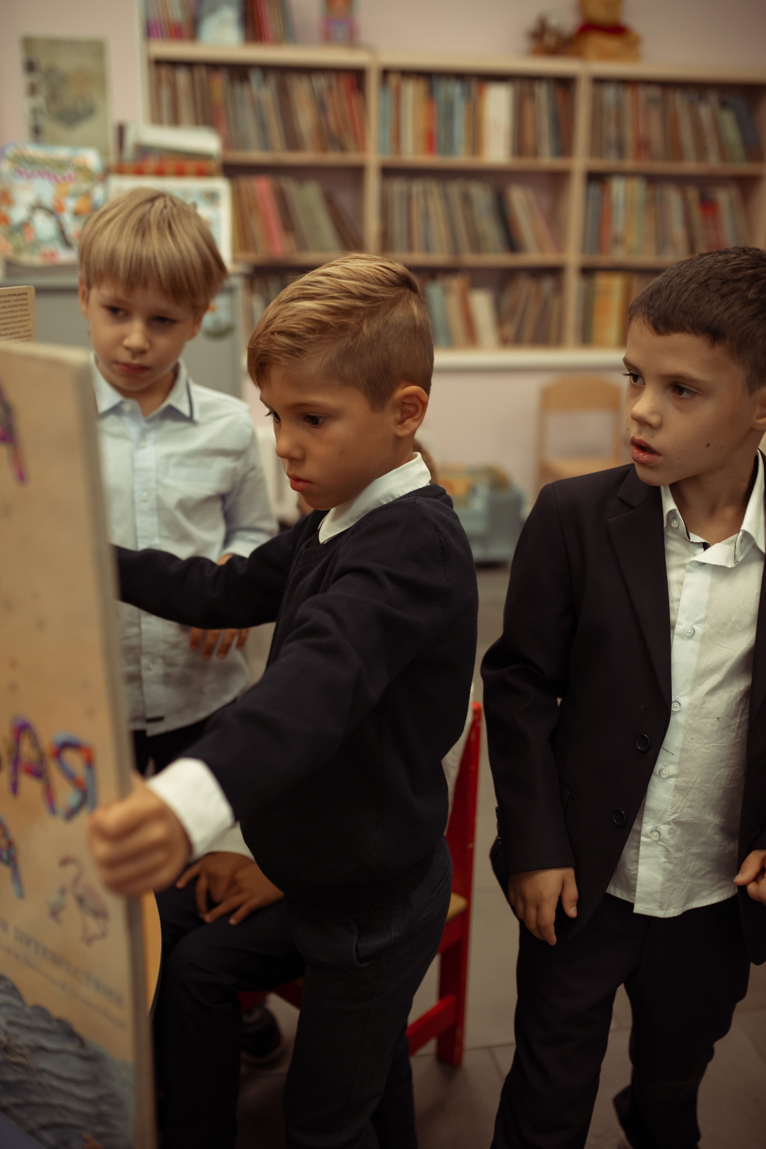 Портретная фотосессия первоклашек в библиотеке. Семейный и детский фотограф в Москве Дорогова Екатерина