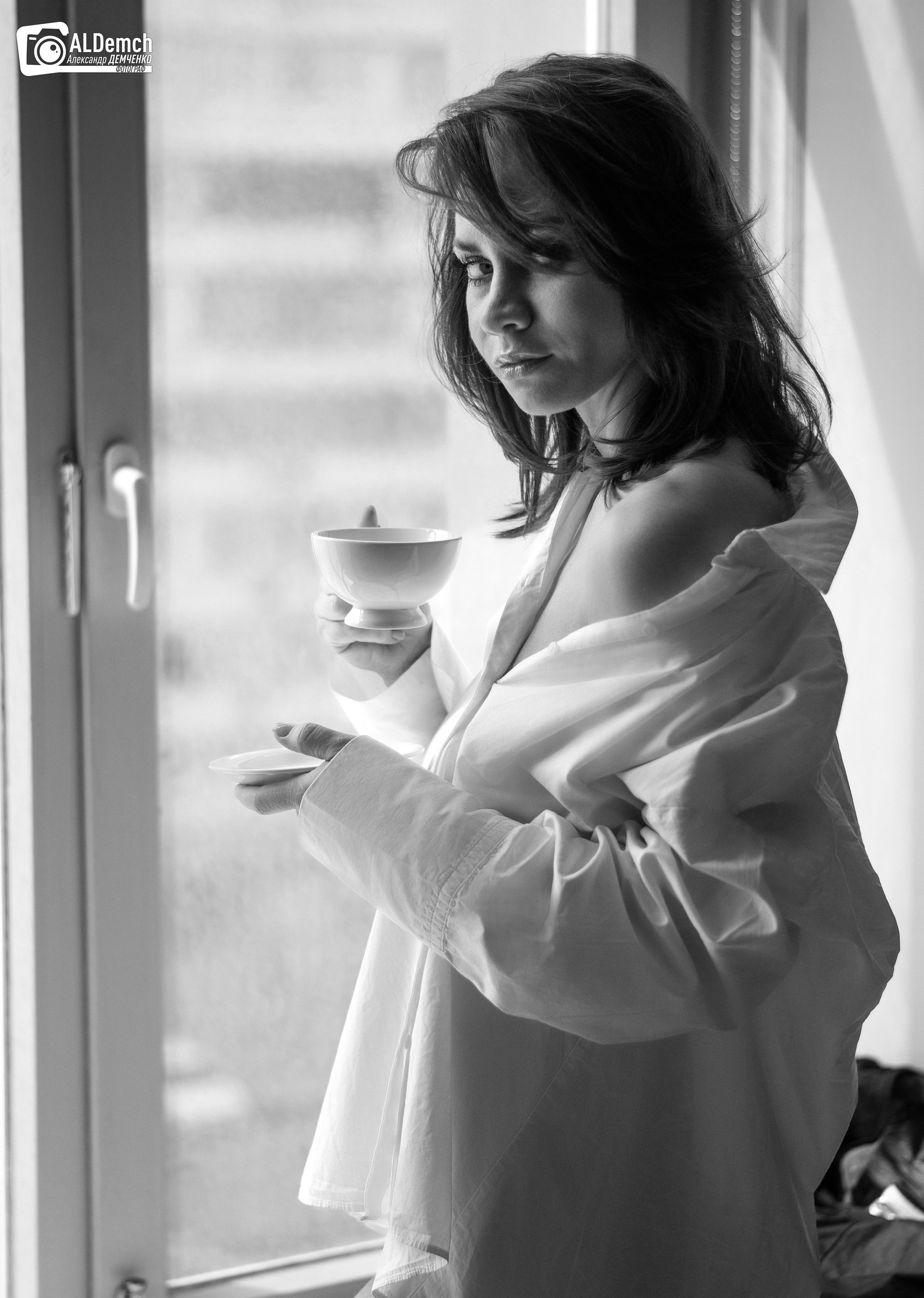 Фотосессия в фотостудии в Москве девушки в белой рубашке