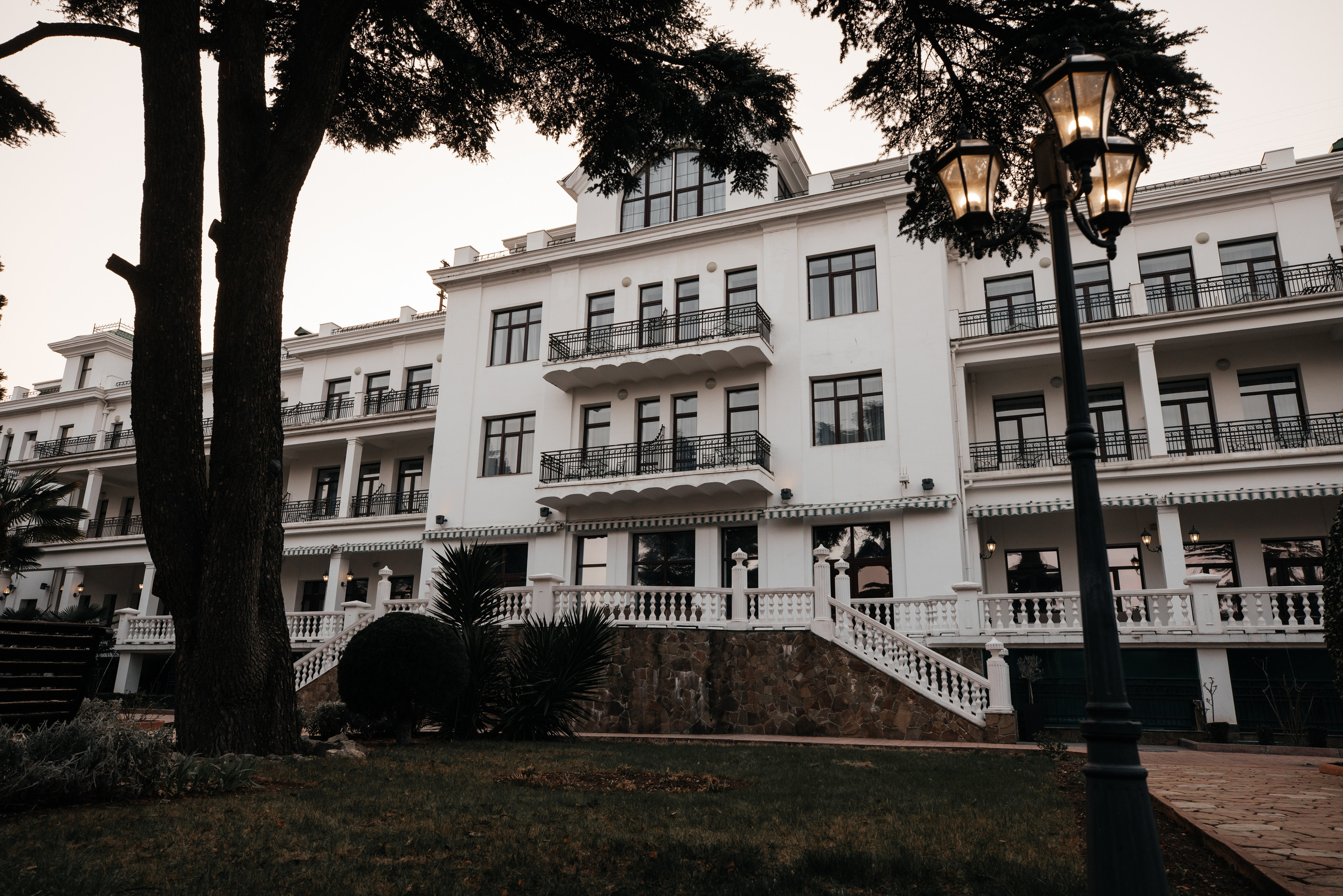 Стильная свадьба Виктора и Виктории в отеле Riviera Sunrise. Свадебный фотограф в Крыму и Севастополе — Белов Виталий