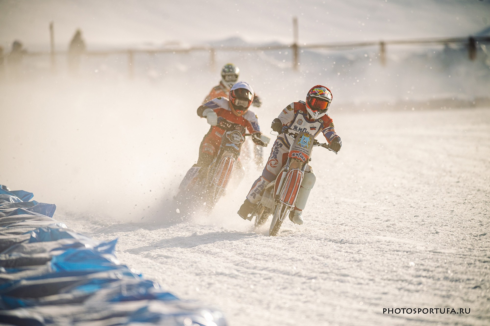 Мотогонку на льду. Спортивный фотограф в Уфе Евгений Буров