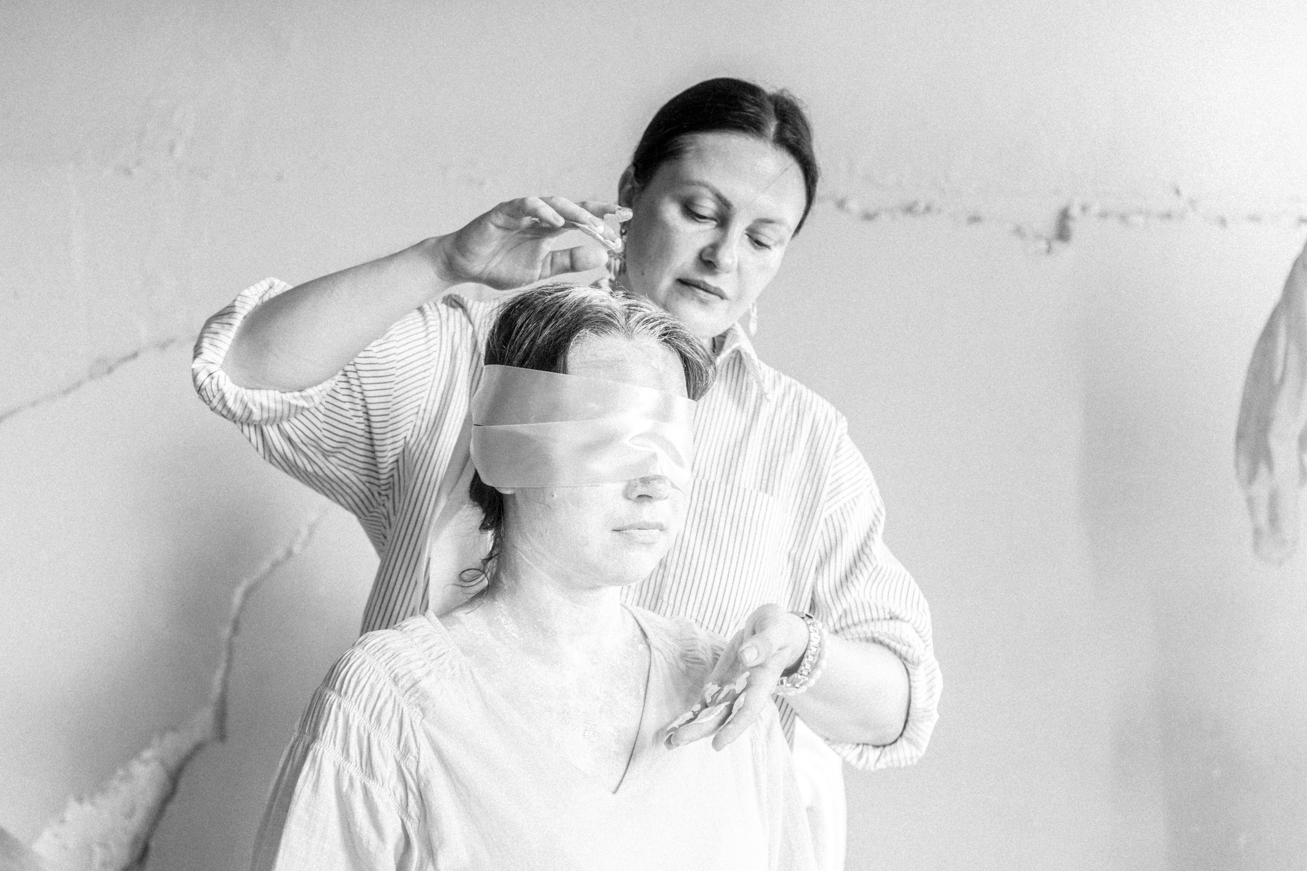 Железо железо острит, и человек изощряет взгляд друга своего