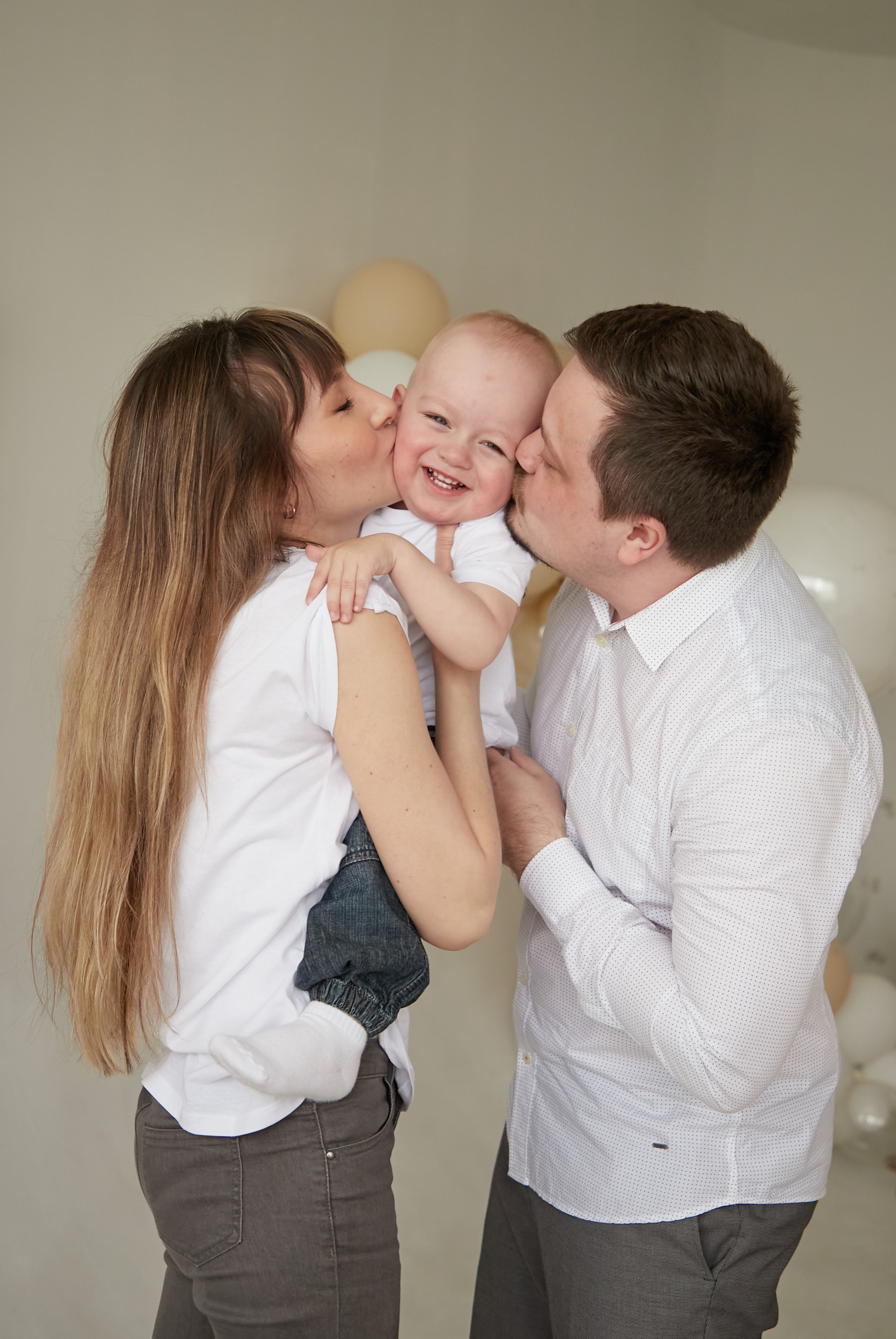 Красивая семейная фотосессия в Краснодаре в фотостудии Kitten 