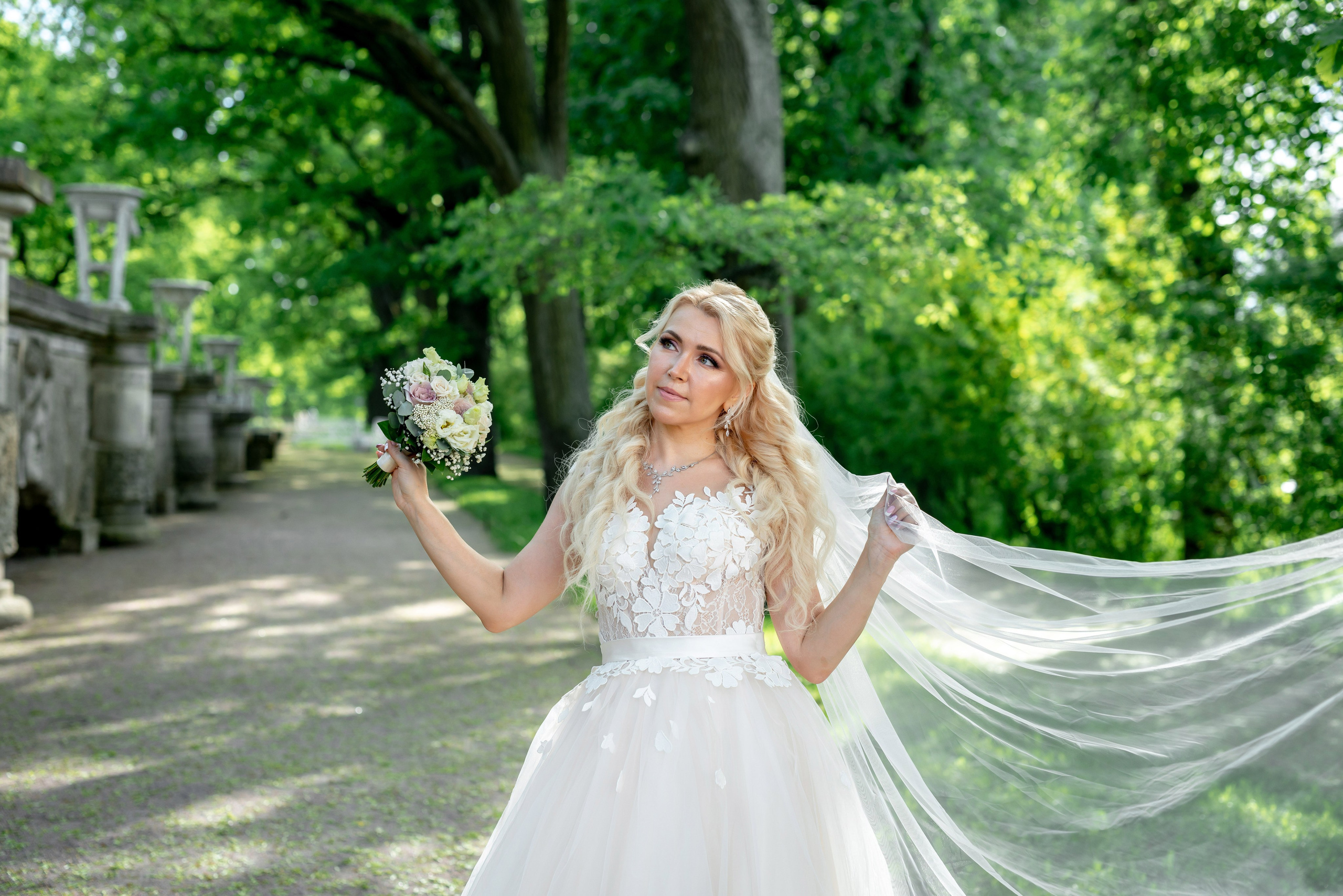 Евгения (фотосессия с малиновым chevrolet camaro, в сирени в Пушкине в Екатерининском парке). Портретный, семейный и свадебный фотограф в Санкт-Петербурге и в Пушкине Ширяев Денис