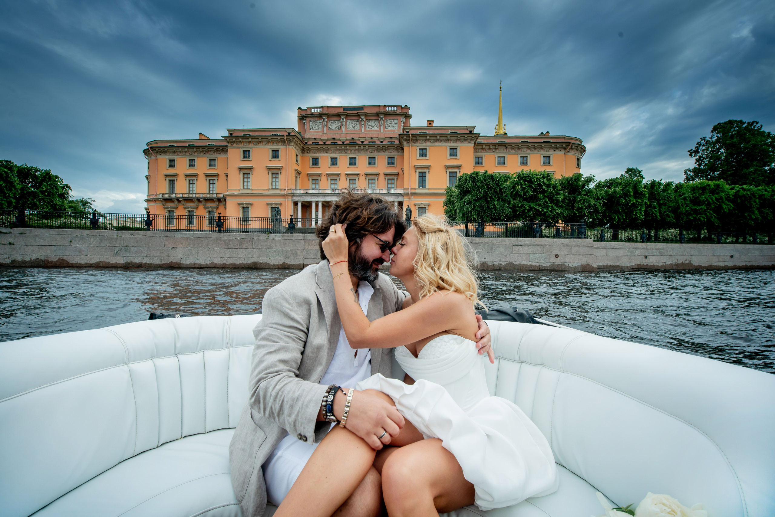 Юлия и Павел (сборы невесты, Невская ратуша, красный Buick, прогулка по рекам на катере). Портретный, семейный и свадебный фотограф в Санкт-Петербурге и в Пушкине Ширяев Денис