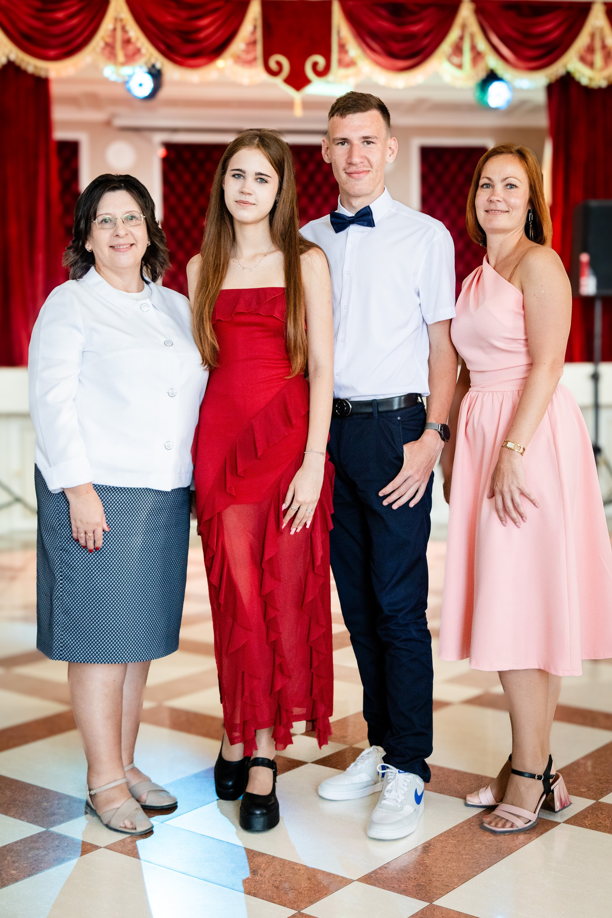 Школьный выпускной. Детский фотограф видеограф в Хабаровске Михаил Орлов