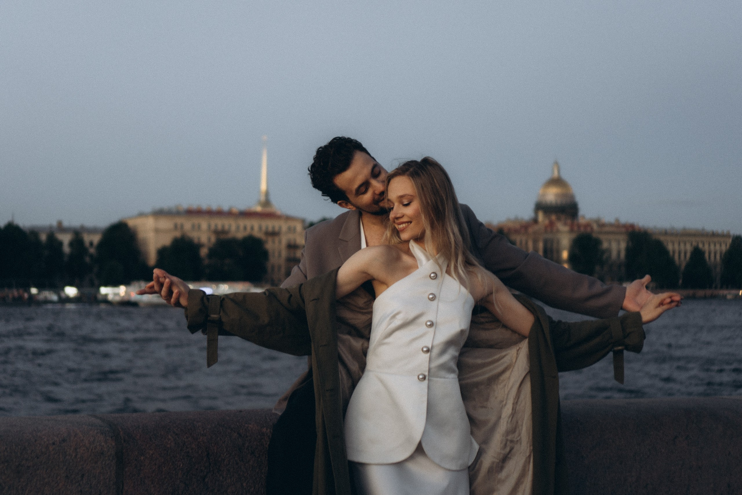 СВАДЕБНАЯ СЬЕМКА ПАРЫ НА РАССВЕТЕ В БЕЛЫЕ НОЧИ И ПРОГУЛКА С РАЗВОДНЫМИ МОСТАМИ И ПИКНИК ВОЗЛЕ ИСАКИЕВСКОГО СОБОРА. Профессиональный фотограф, Санкт-Петербург — Виктория Богомолова