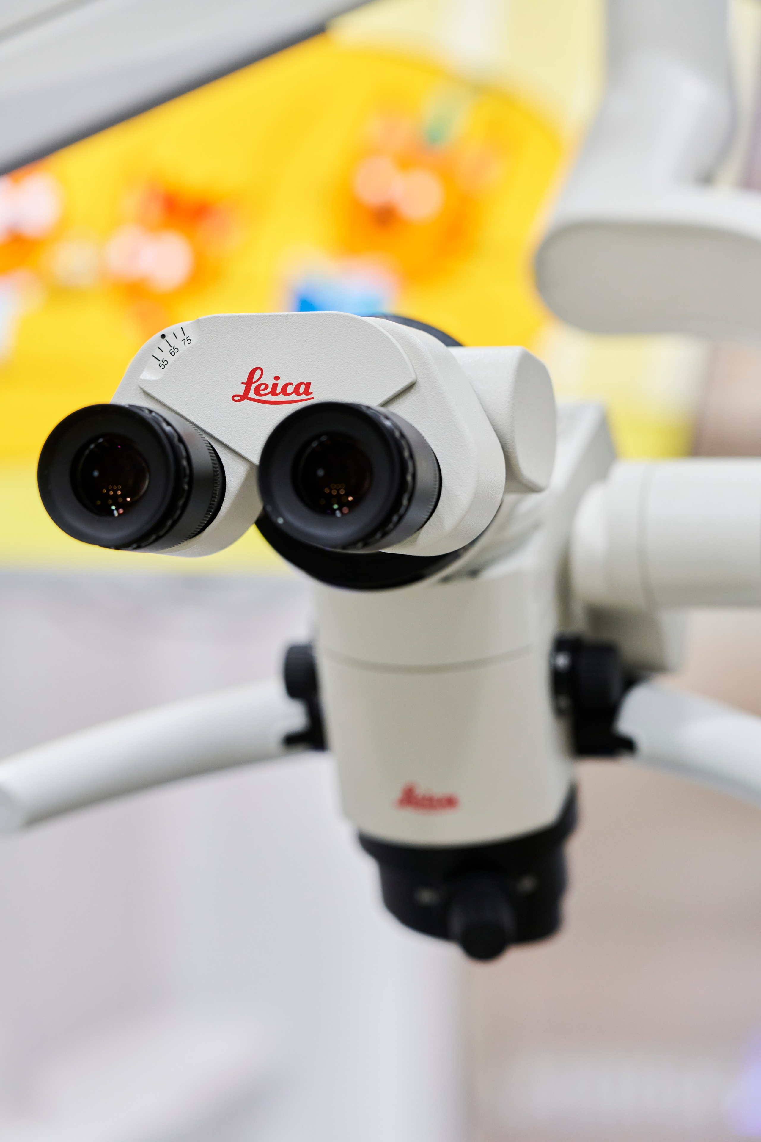 Окуляры стоматологического микроскопа, крупный план, точная оптика