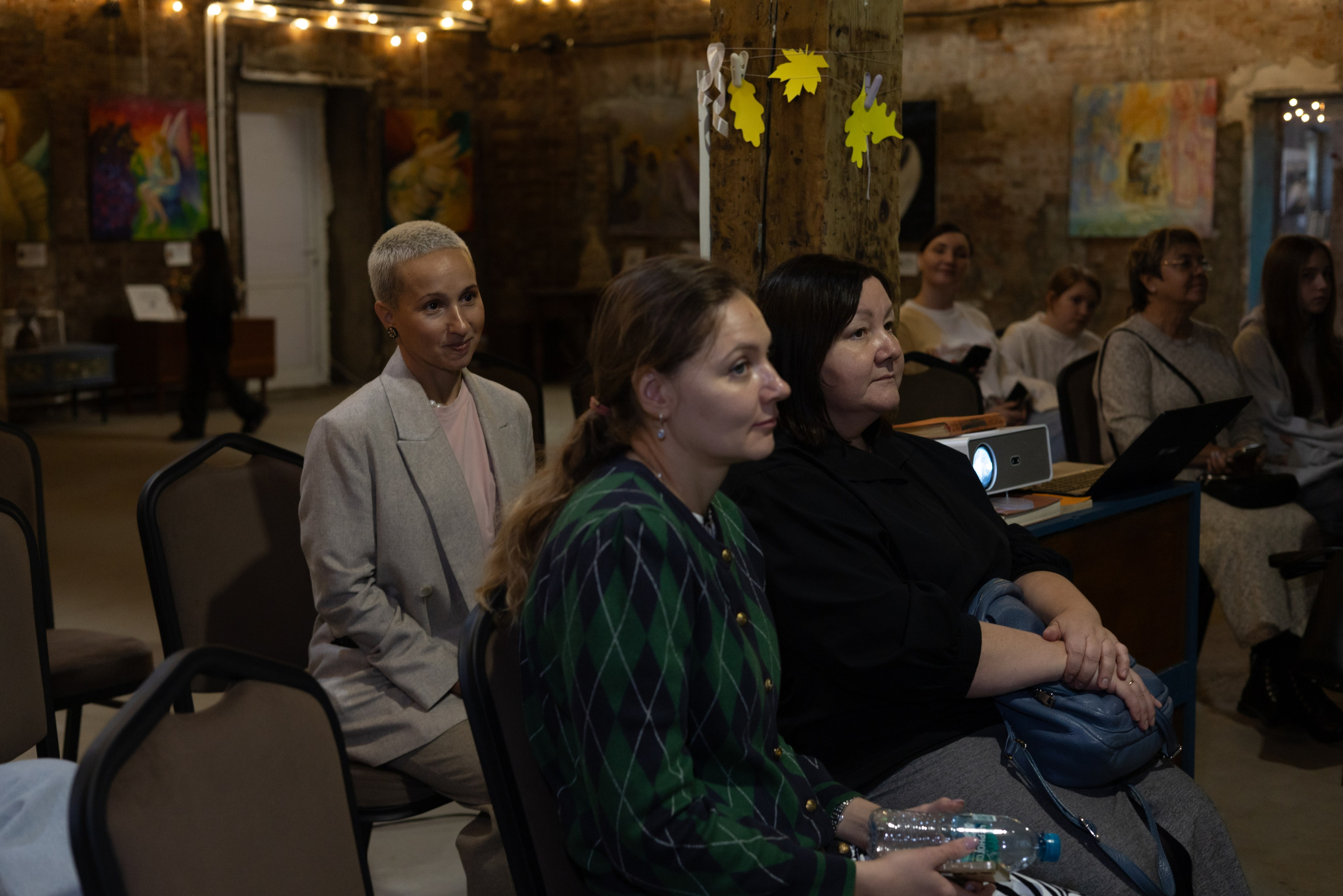 Выставка «АНГЕЛЫ МИРА». Фотограф Красноярск съемки лавстори, фотосессия в студии, портретная съемка, творческие фотосессии