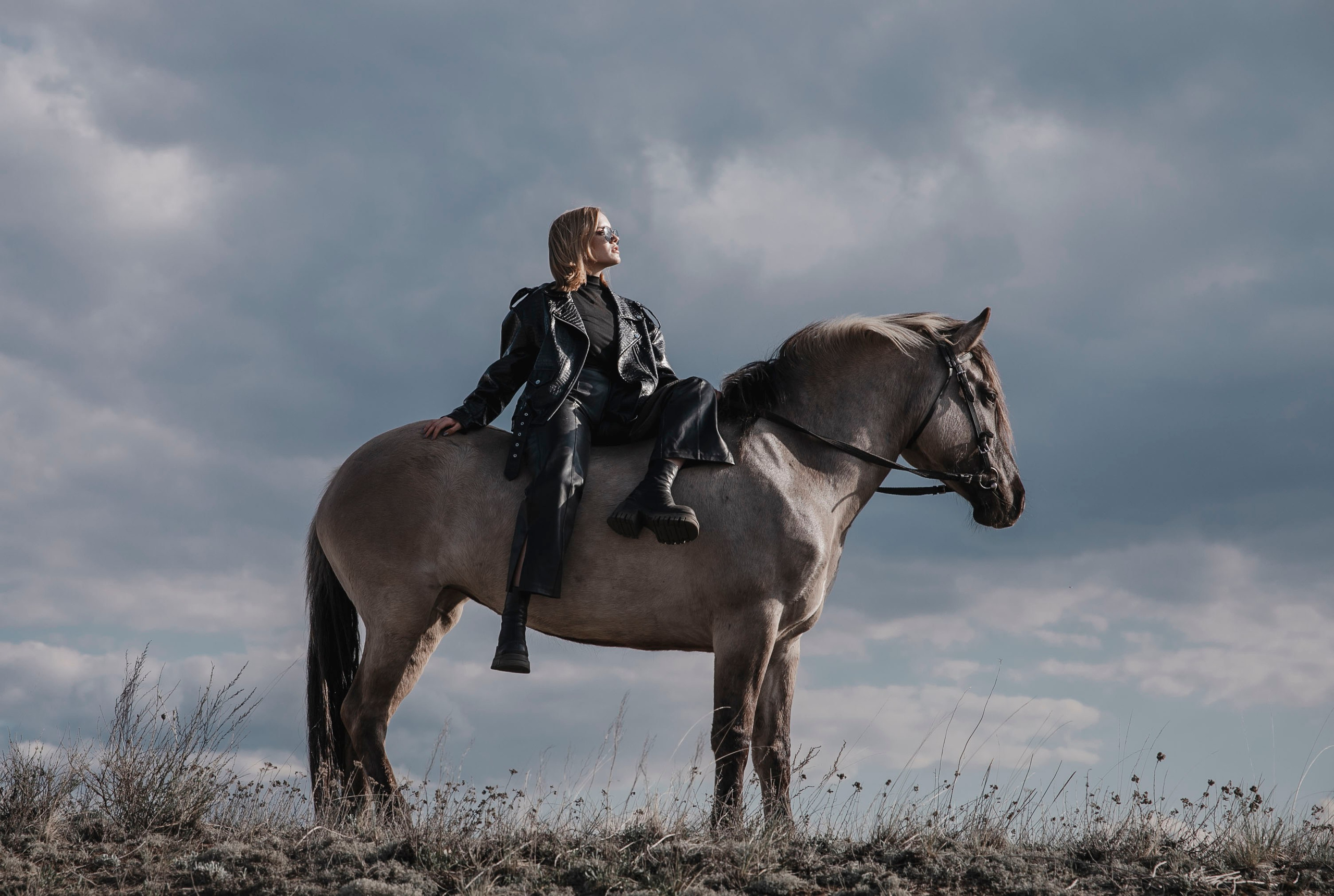 фотосессия с лошадью, фотосессия, лошадь, фотосессия в горах, фото с конем, фотография с лошадью, фотосессия, горы, Кавказ, фотосессия в песках, фотограф Осколкова Ульяна