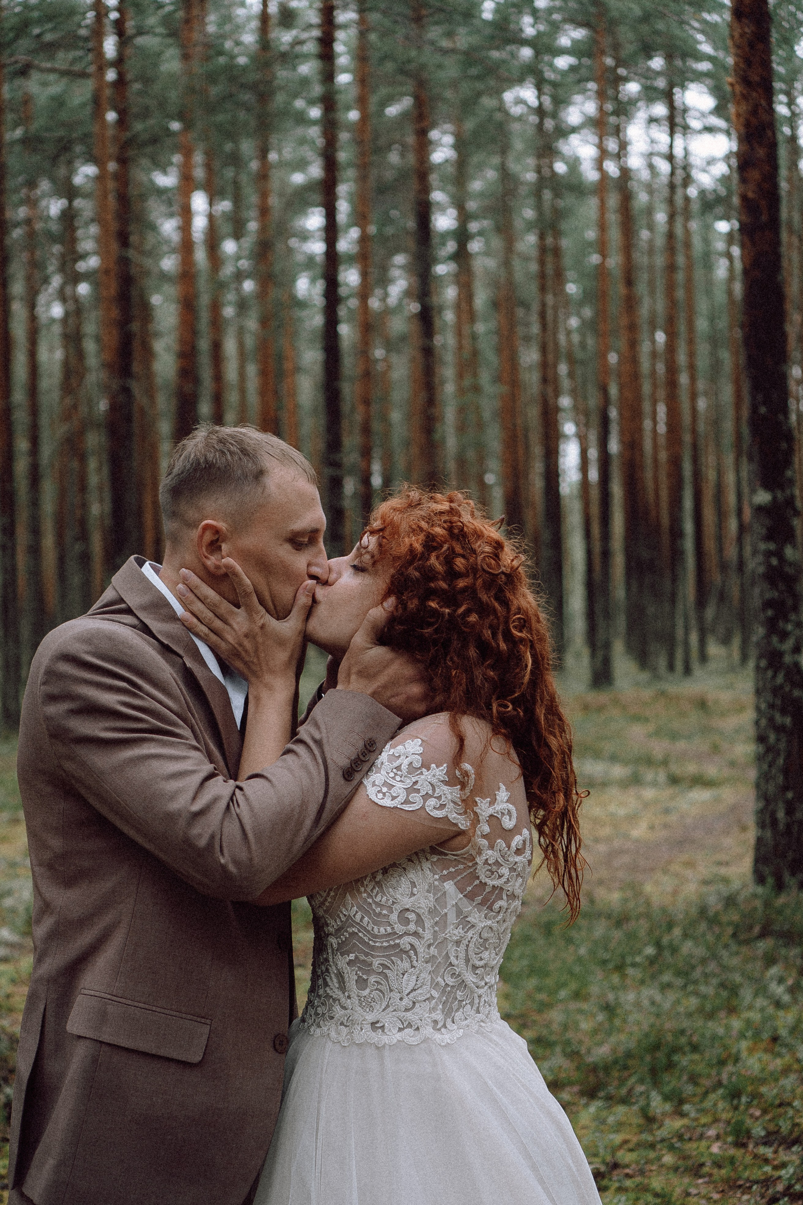 СВАДЕБНАЯ ФОТОСЕССИИЯ ПАРЫ В ГОРОДЕ ПРИОЗЕРСК В СОСНОВОМ ЛЕСУ И С ПИКАПОМ. Профессиональный фотограф, Санкт-Петербург — Виктория Богомолова