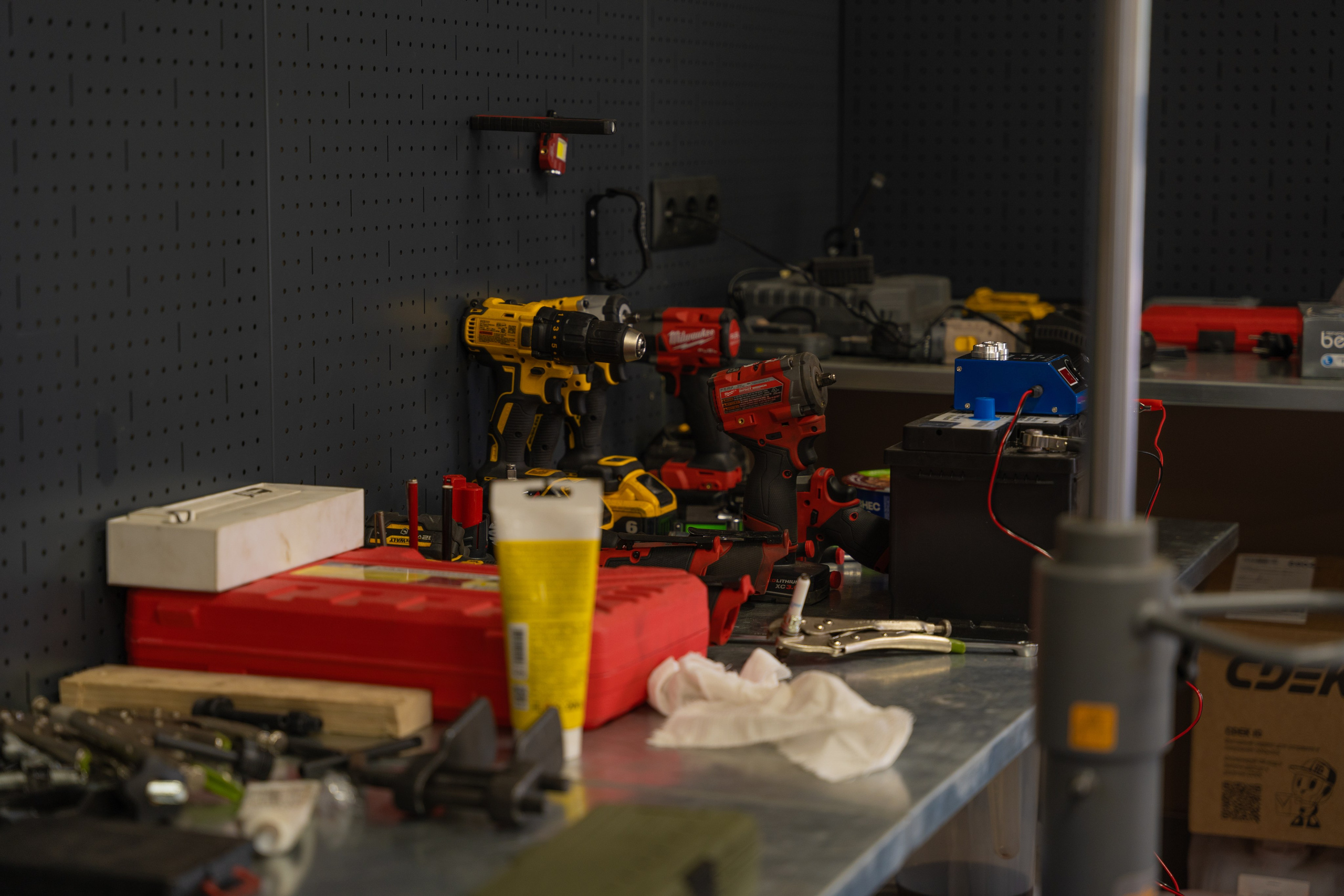 Интерьерная фотосъемка автосалона Elrus в Краснодаре. Zeekr, LiXiang Профессиональная фотосъемка интерьера премиум-автосалона в Краснодаре. Шедевры для Вас! Фотограф и Видеограф в Краснодаре Пахиев Руслан