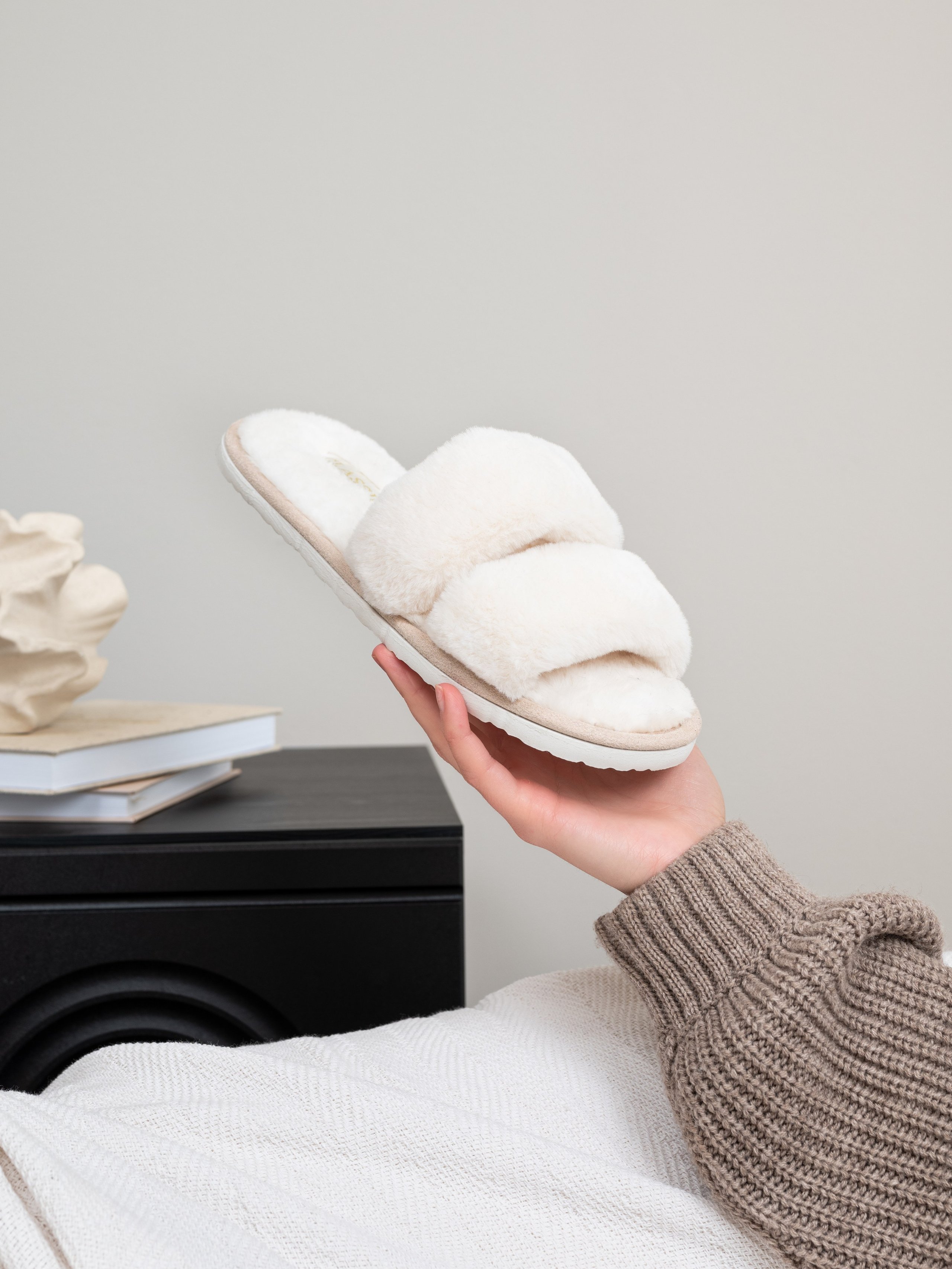 Мягкие тапочки. Предметный фотограф, фото для маркетплейсов Пятигорск, КМВ