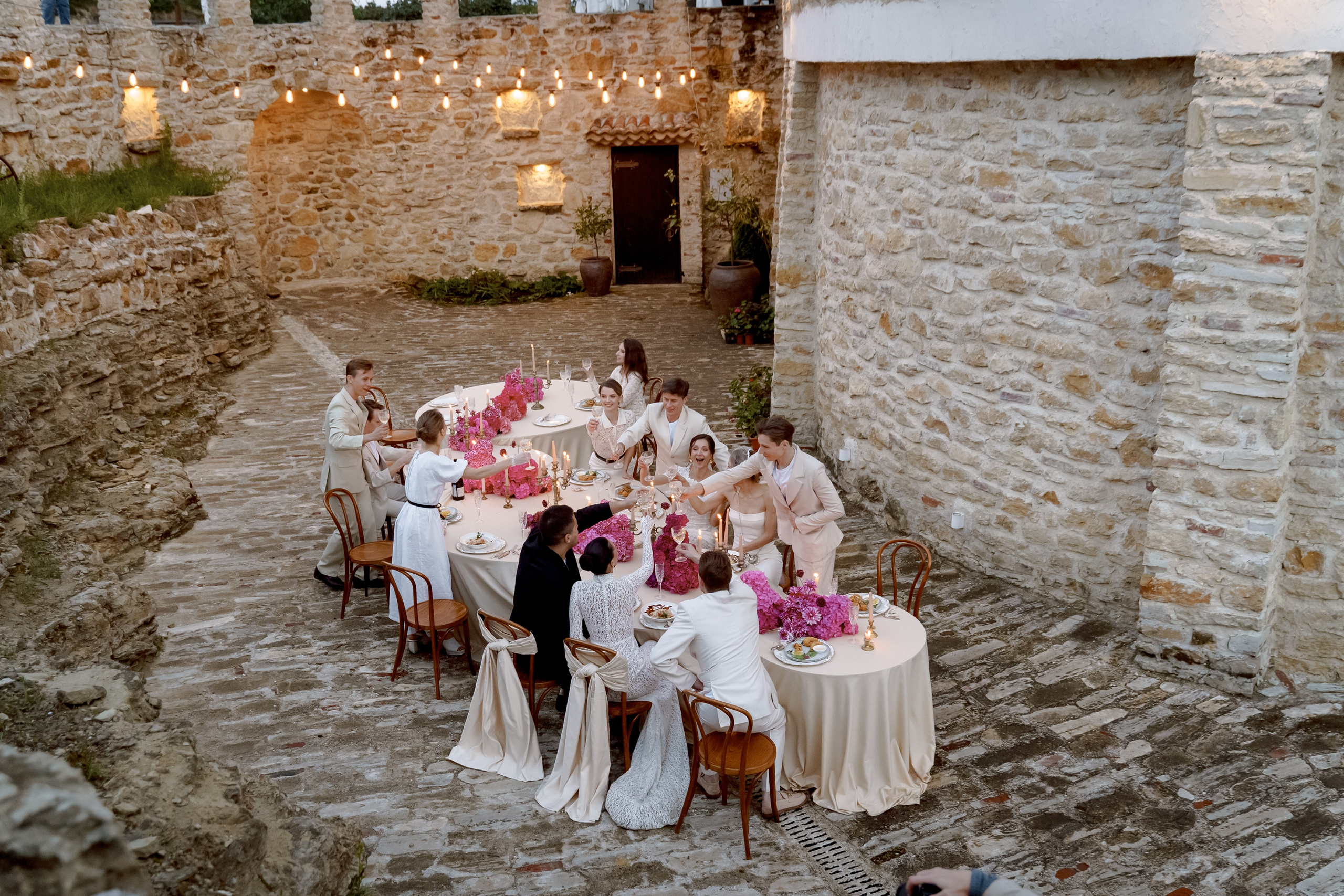 Счастливые молодожены и гости на камерном свадебном ужине в Chateau Andre