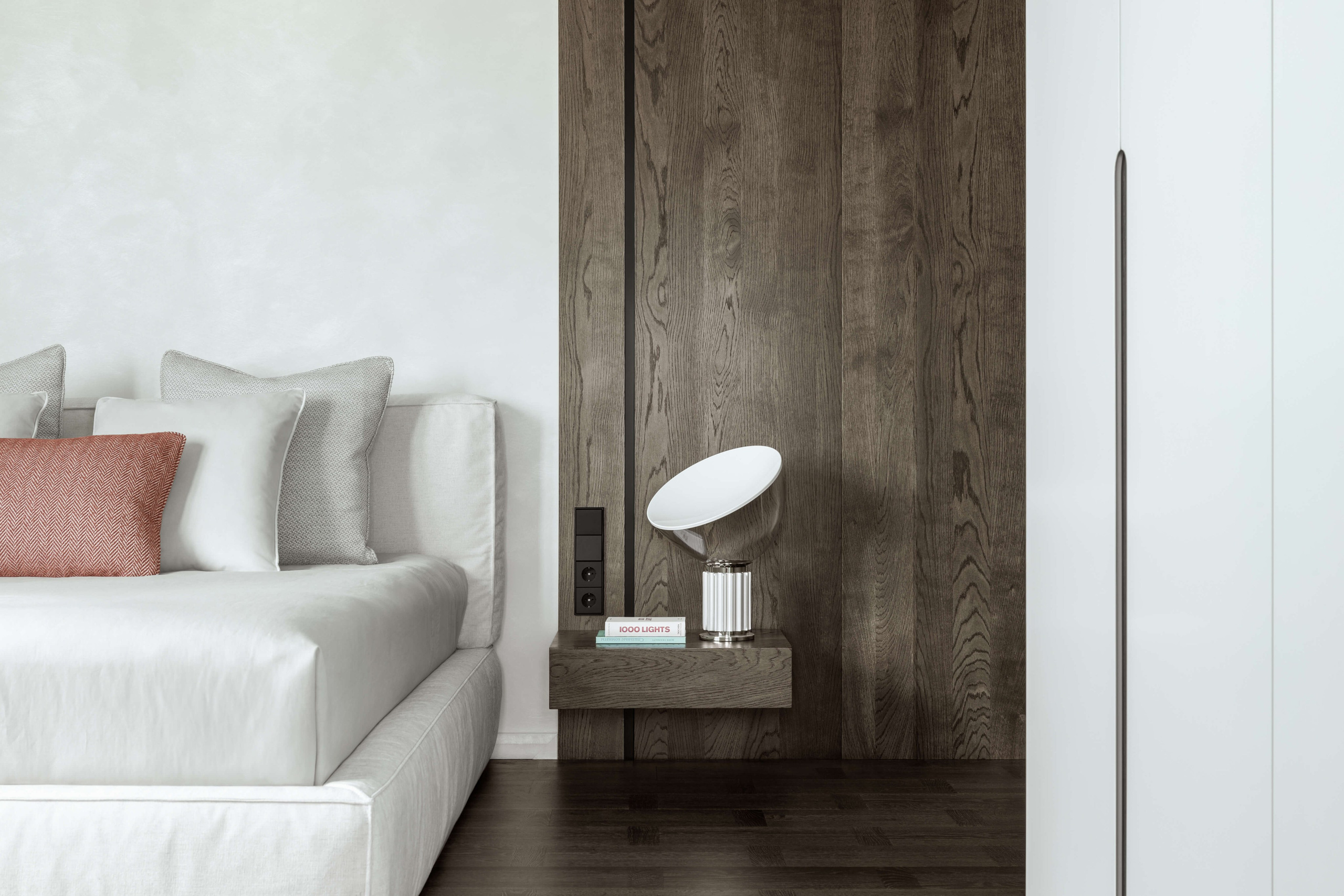 Интерьер спальни в проекте Astudio — прикроватный столик Minotti и лампа Flos на фоне деревянных панелей.