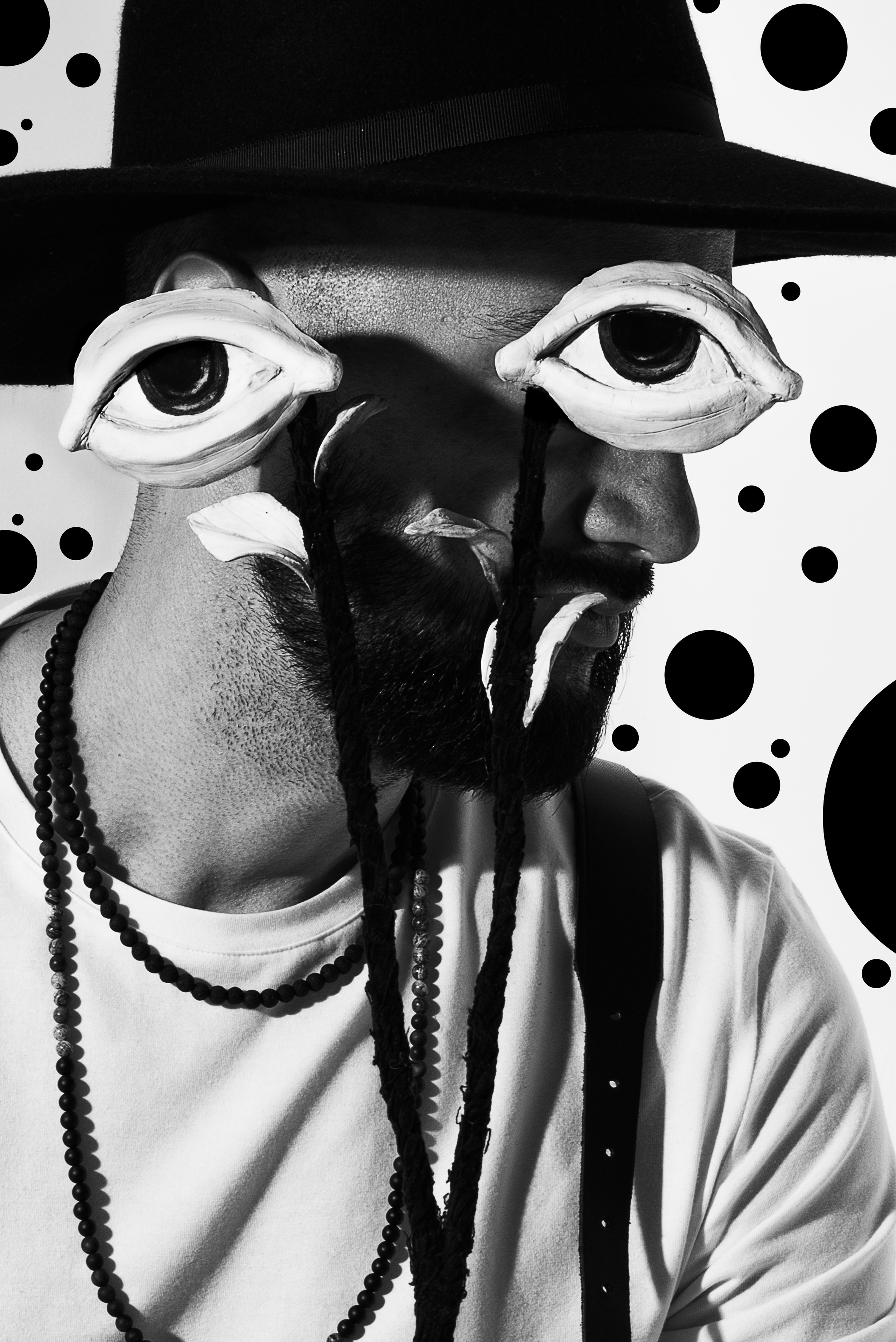 сюрреалистический протерт, креативный портрет черно белый, мужчина в шляпе держит в руках растение  