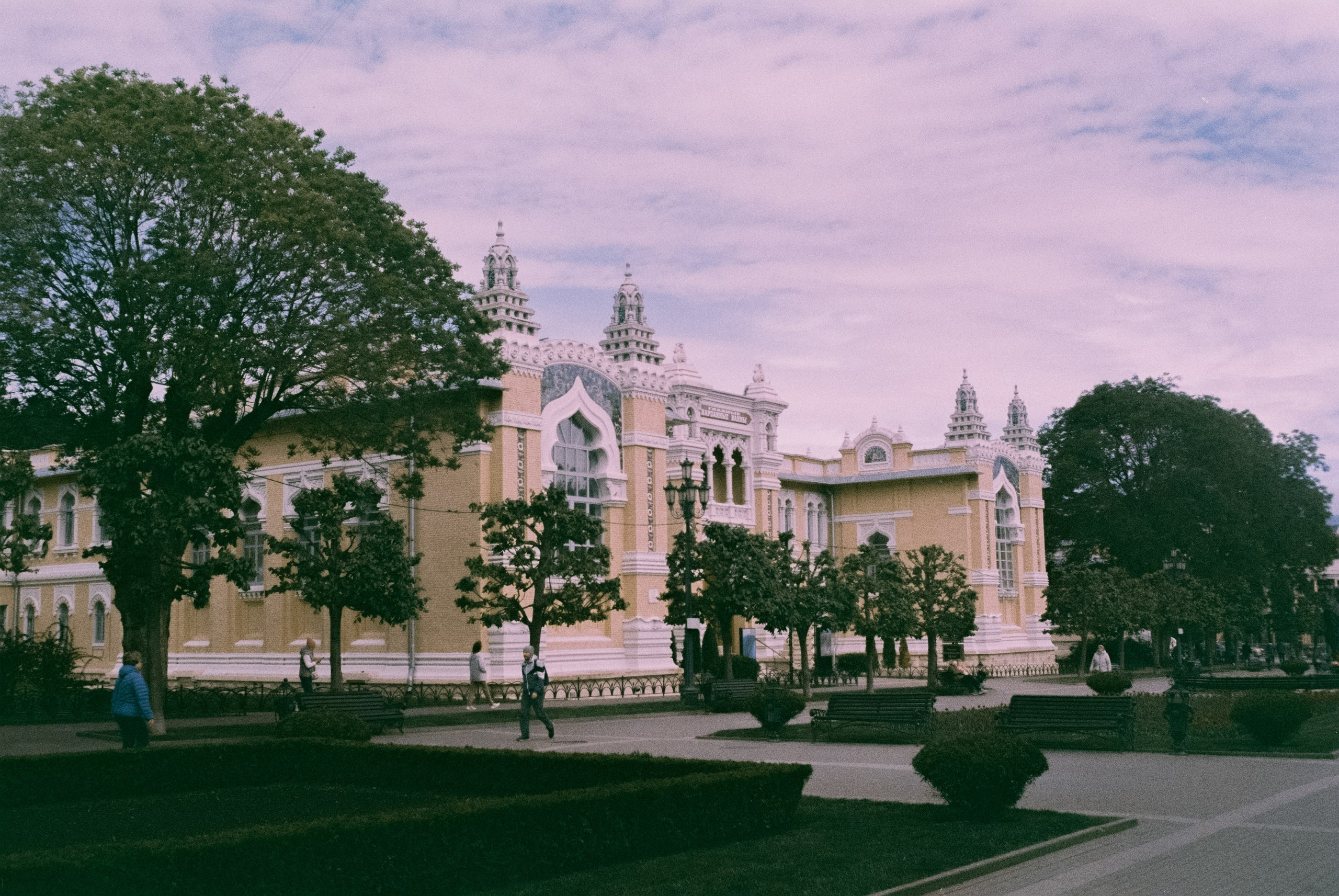 Кисловодск 11 мая / Fujicolor Superia 200 (просрочка) / Minox 35GT