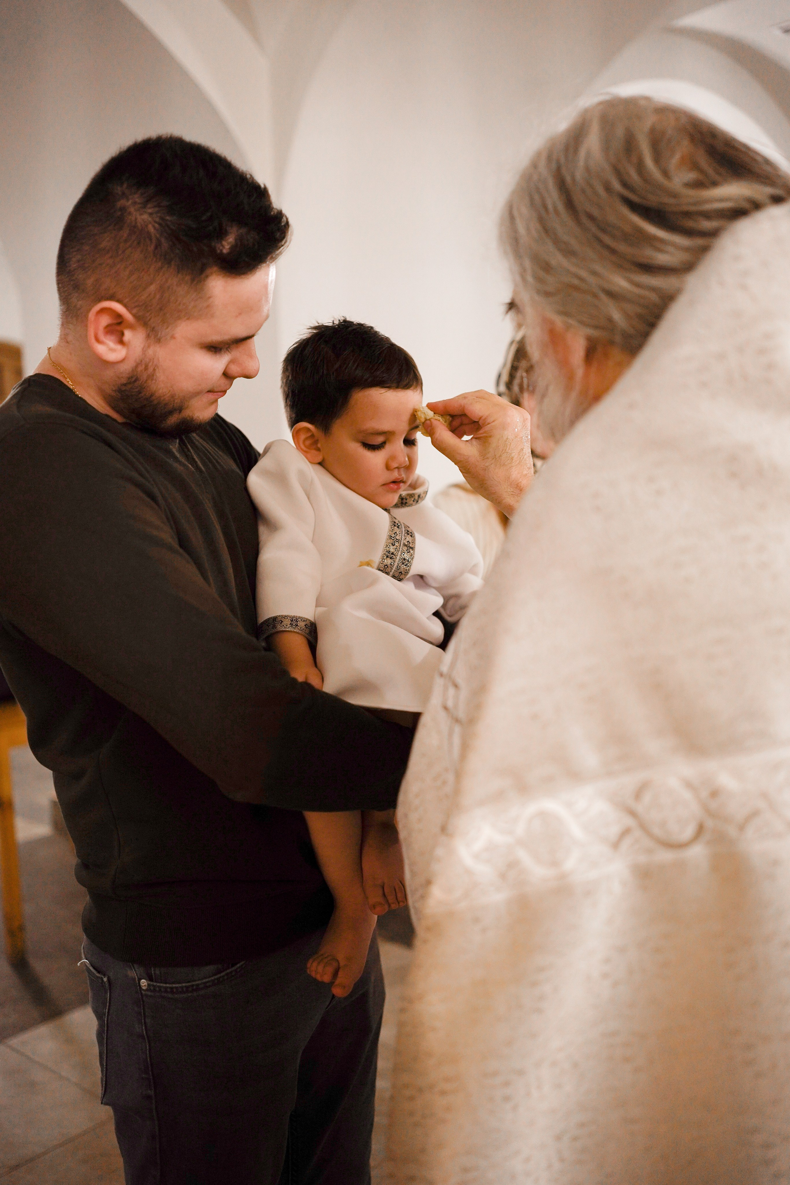 Таинство Крещения в храме Живоначальной Троицы в Троицке. Семейный и детский фотограф в Москве Екатерина Офицерова