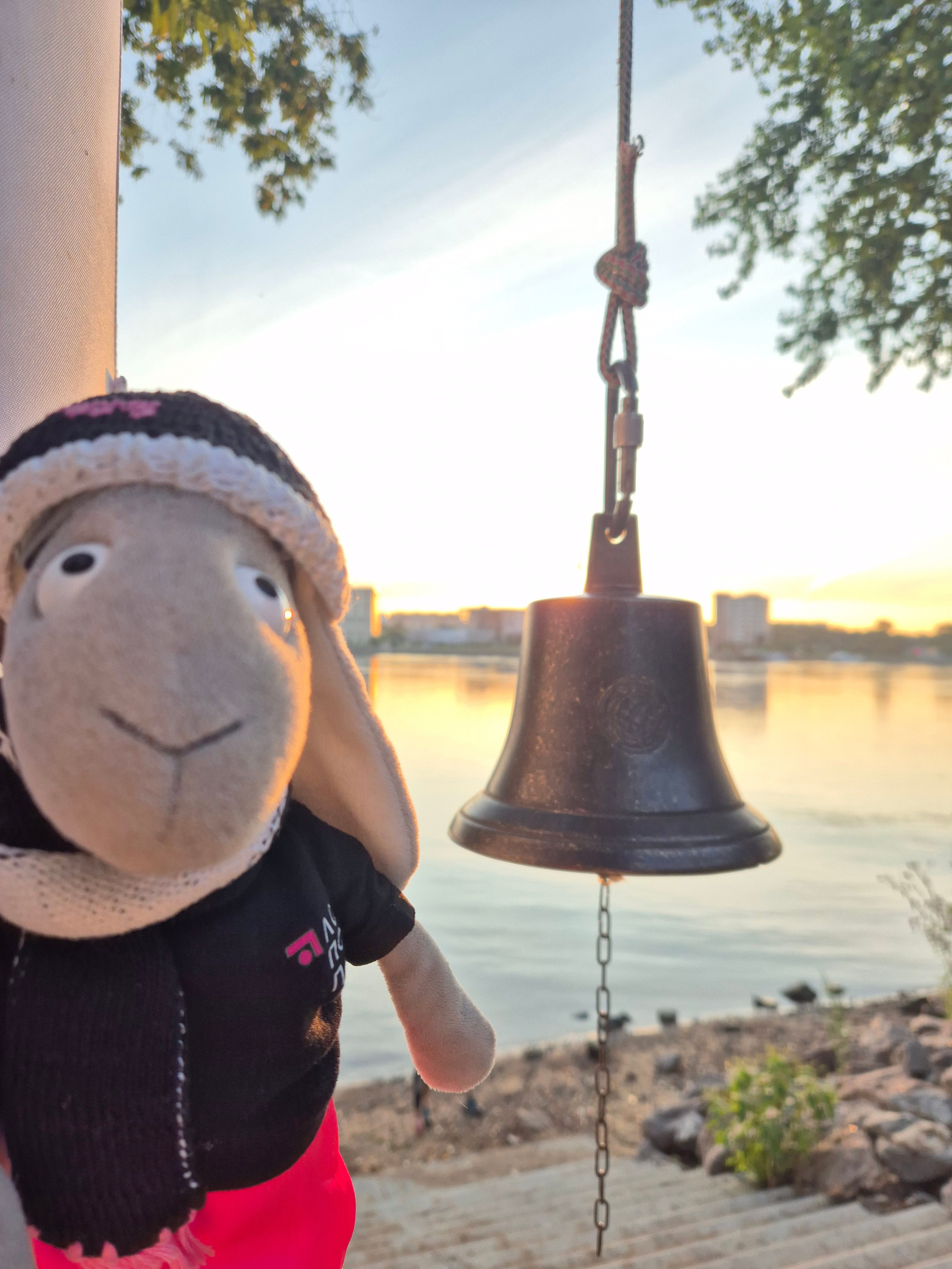 Психо-зязя примеряется дать старт. Вода - как стекло. Ни ветра, ни волн