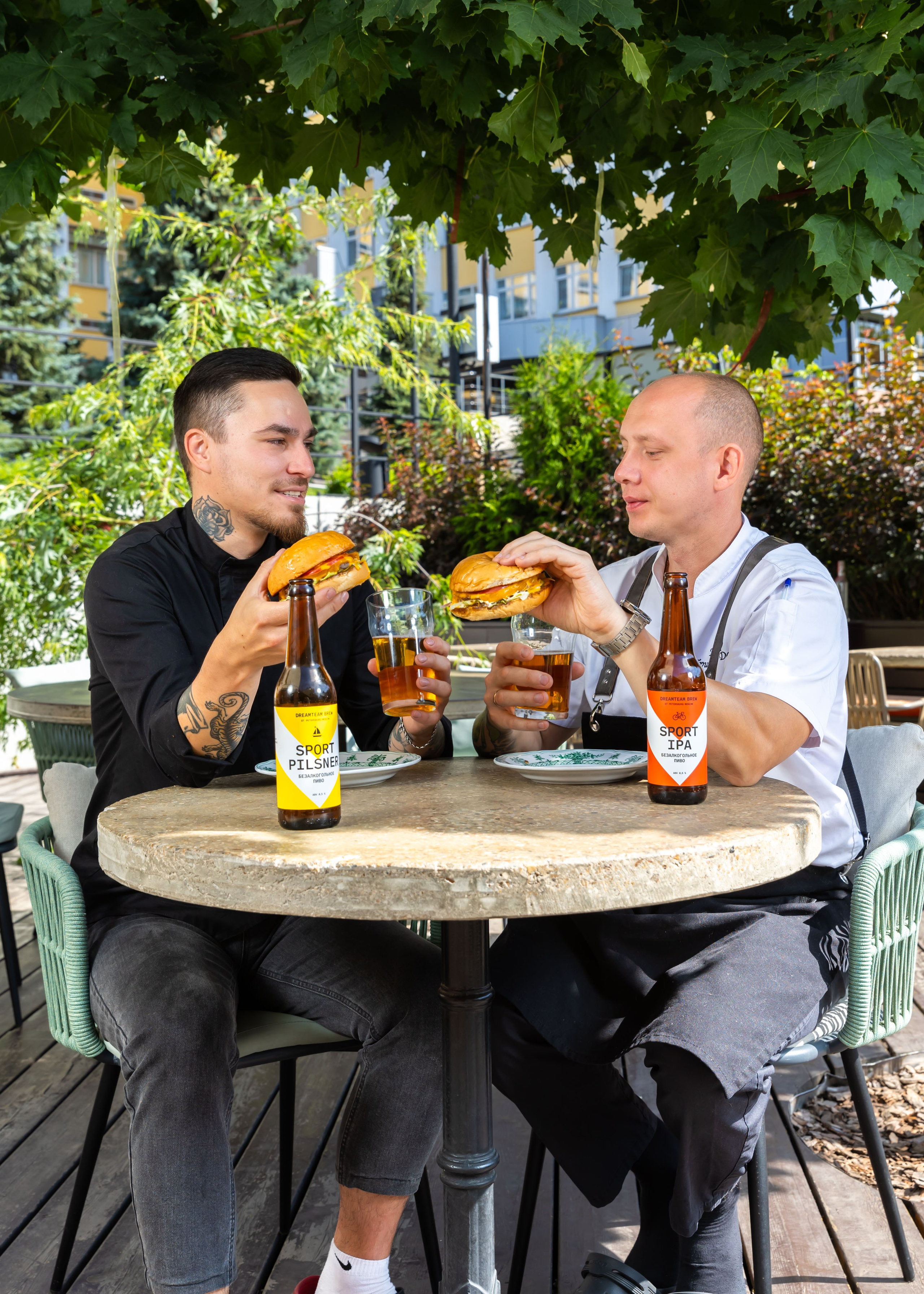 28.07.2025 Нино играет в домино, фото с бургерами. ФОТОГРАФ ВИНОГРАДОВА ДАРЬЯ