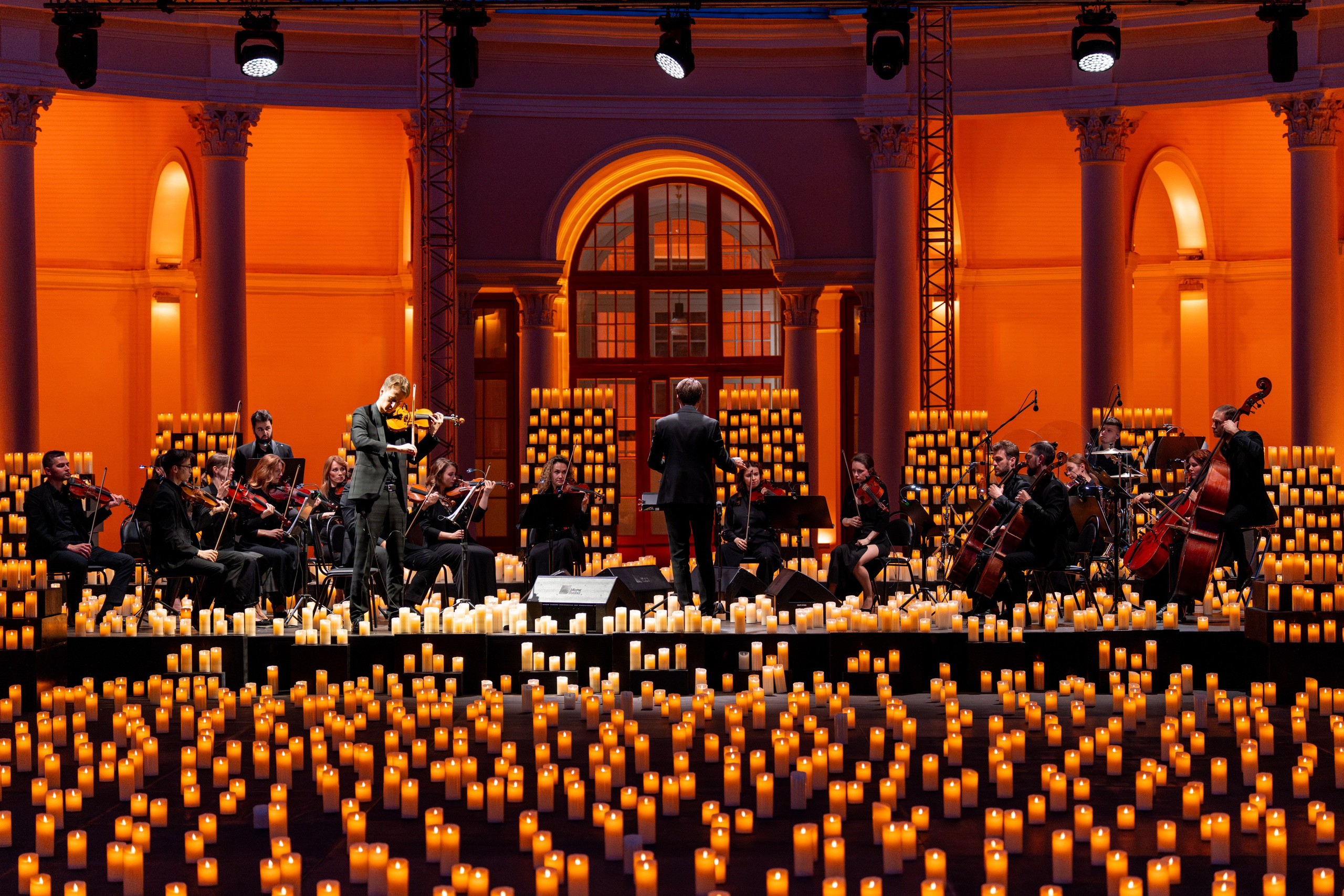 Симфонический оркестр Lumisfera при свечах. Фотограф Никита Комаров