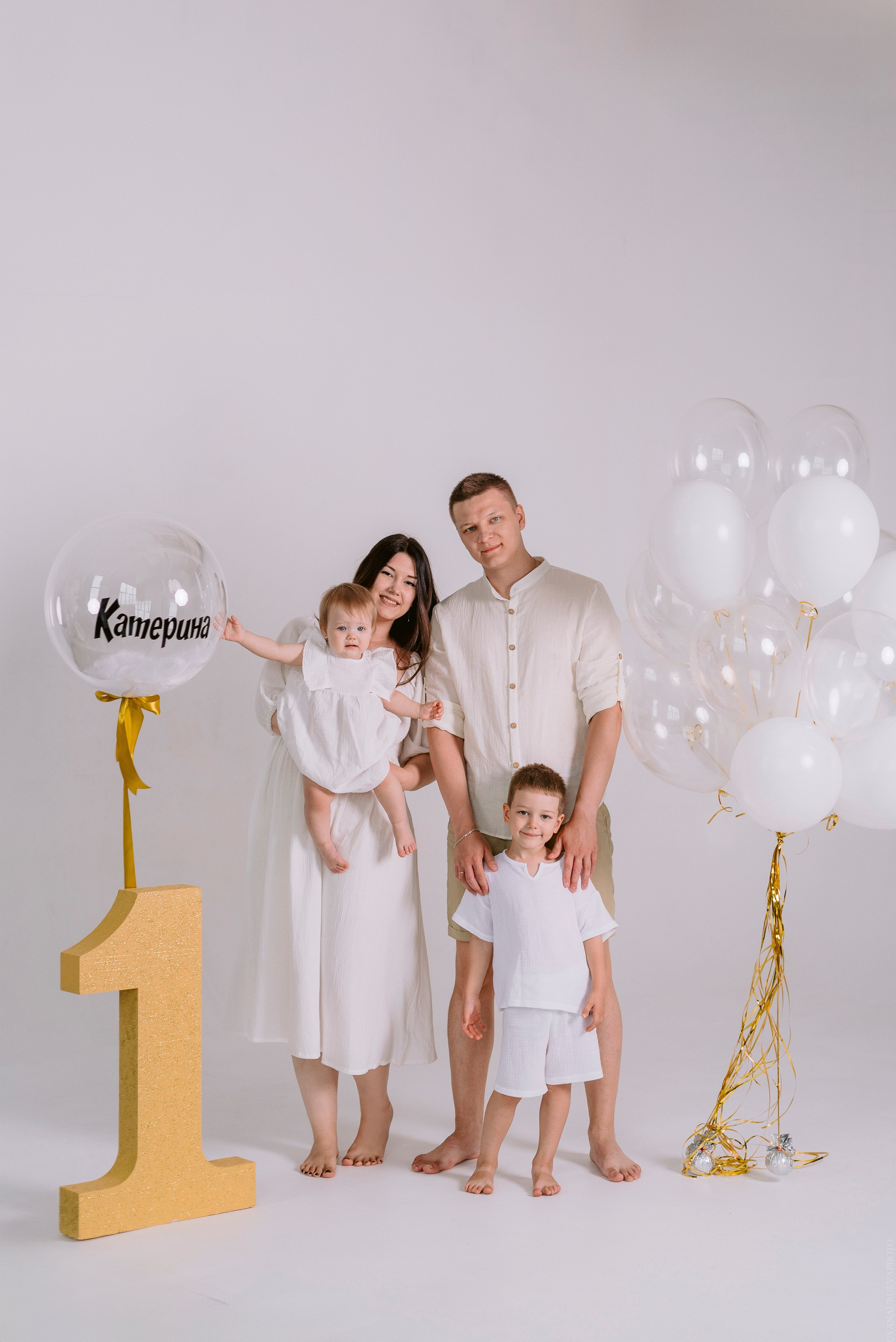 Семейная фотосессия на 1 год день рождения, шарики , золотая цифра 1, большая семья